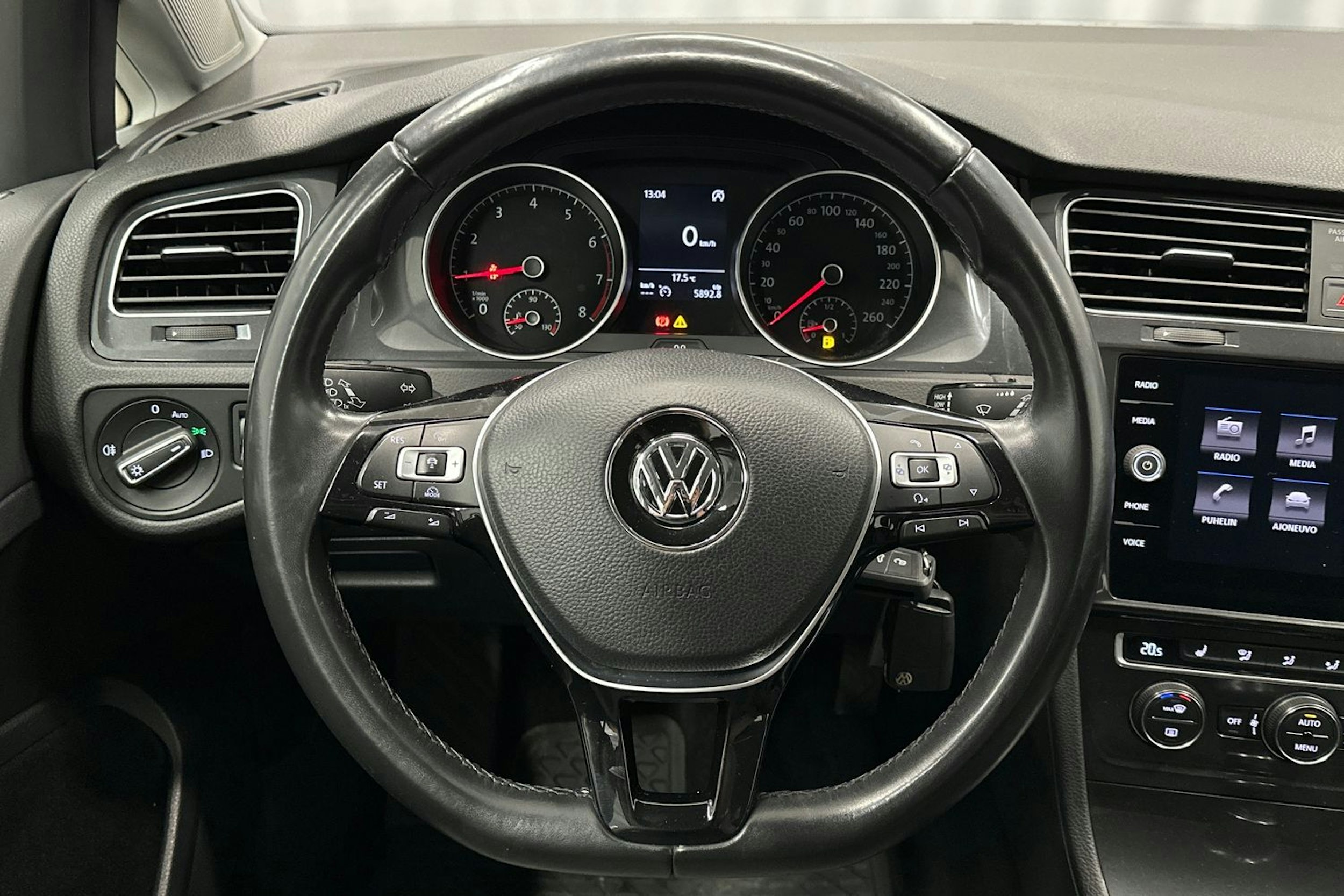 valkoinen Volkswagen Golf 2017 kuva 16.