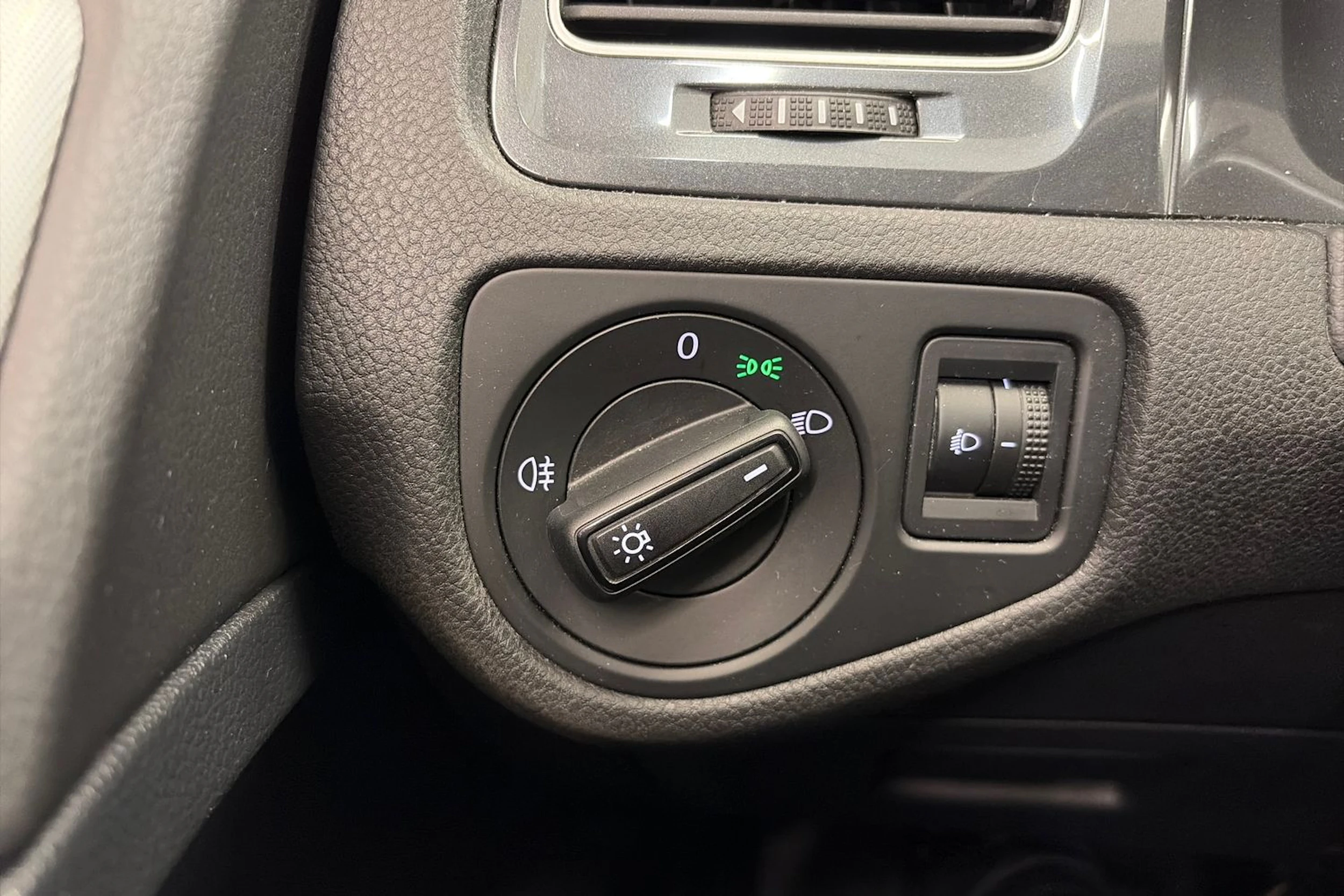 harmaa Volkswagen Golf 2017 kuva 20.