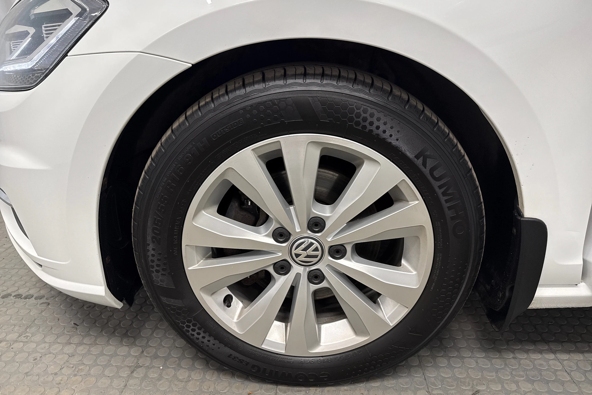 Valkoinen Volkswagen GOLF 2017 kuva 13.