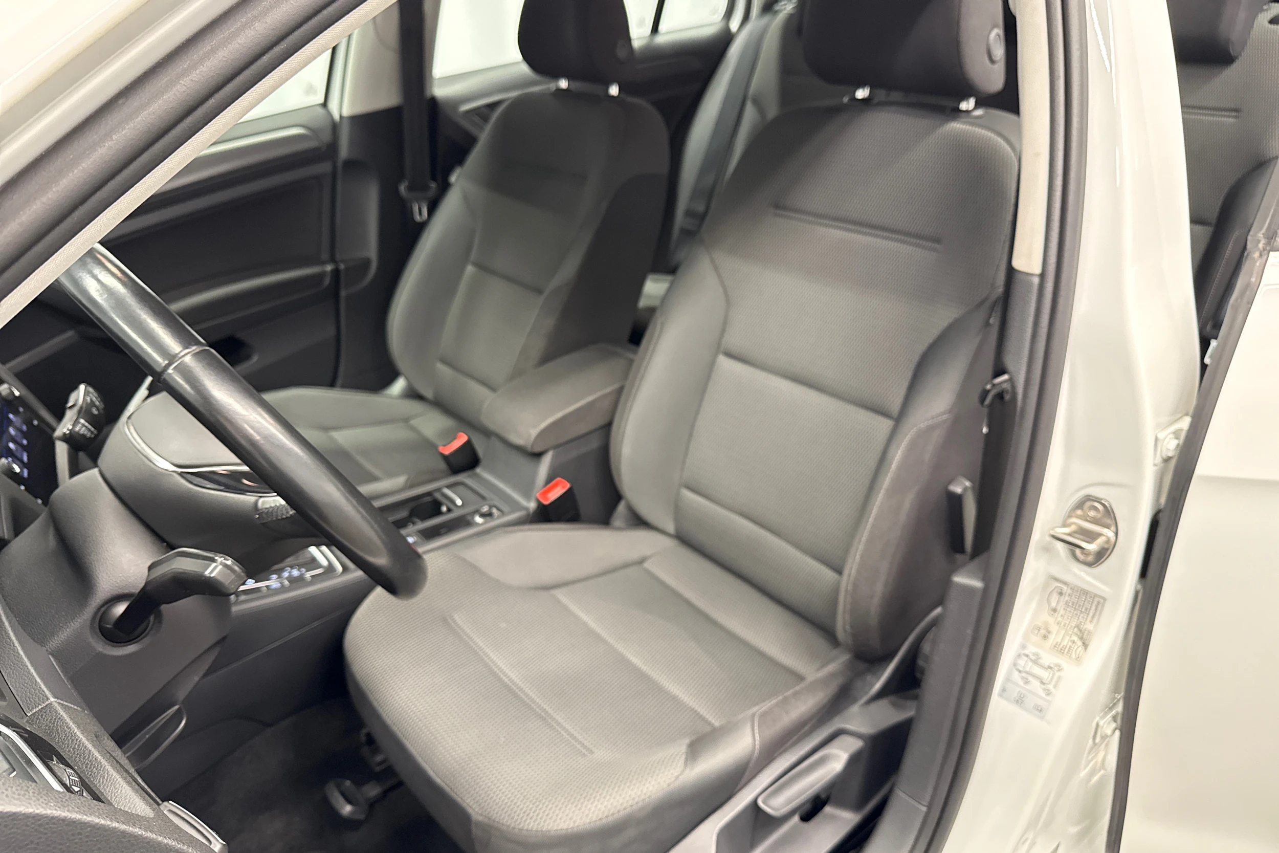 Valkoinen Volkswagen GOLF 2017 kuva 20.