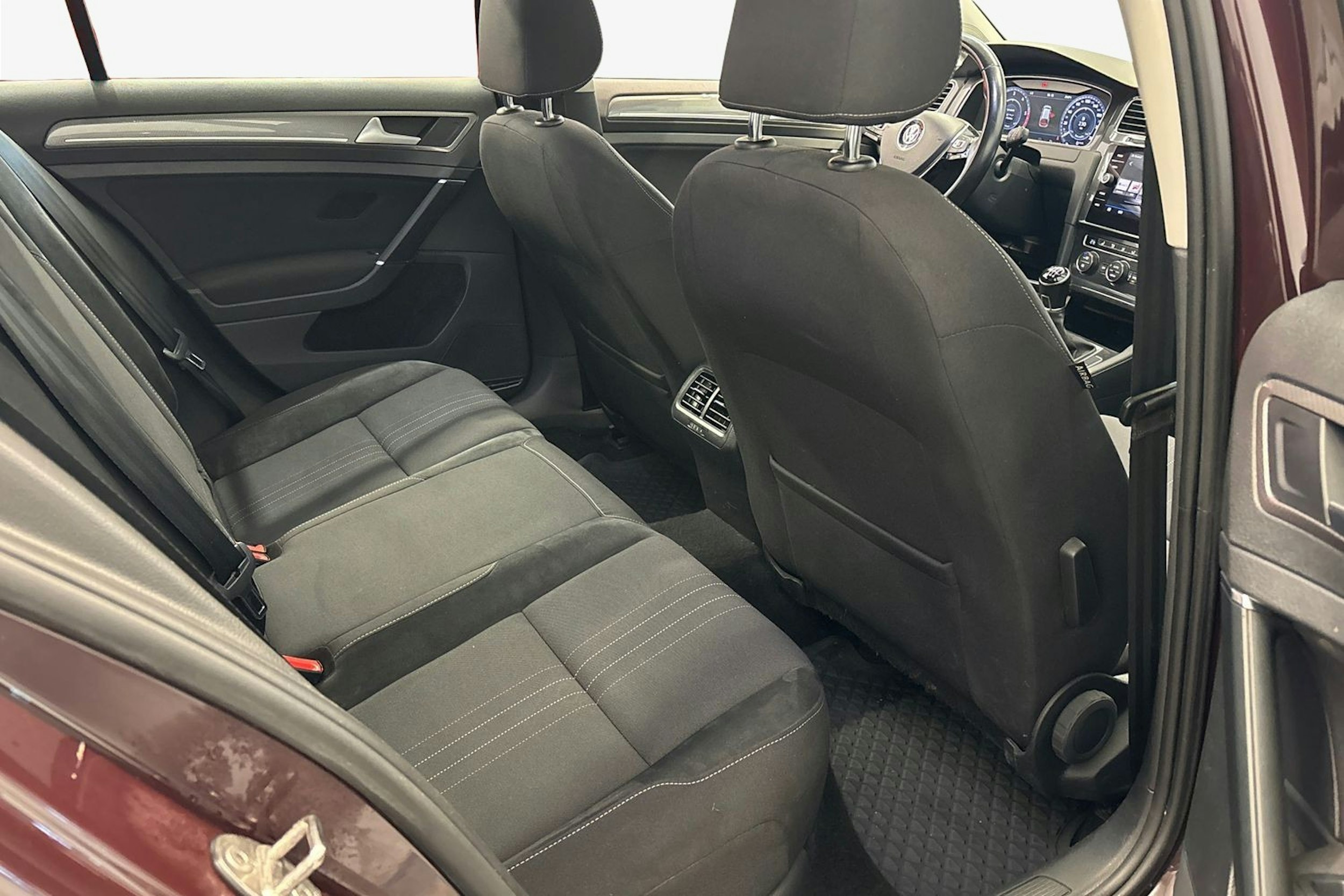 musta Volkswagen Golf 2017 kuva 9.