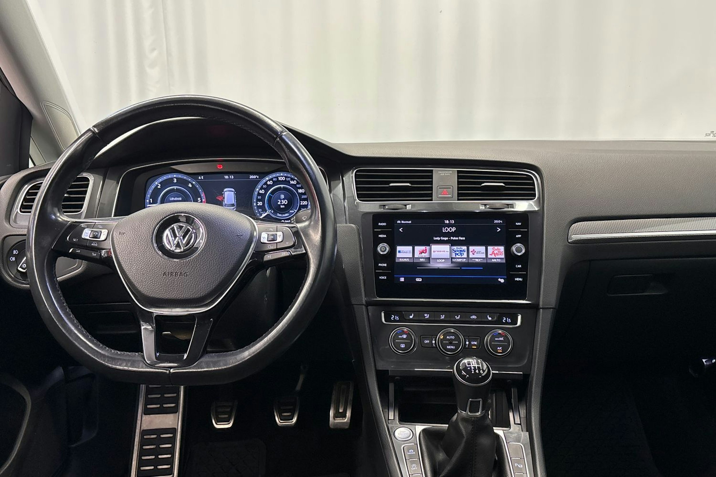 musta Volkswagen Golf 2017 kuva 12.