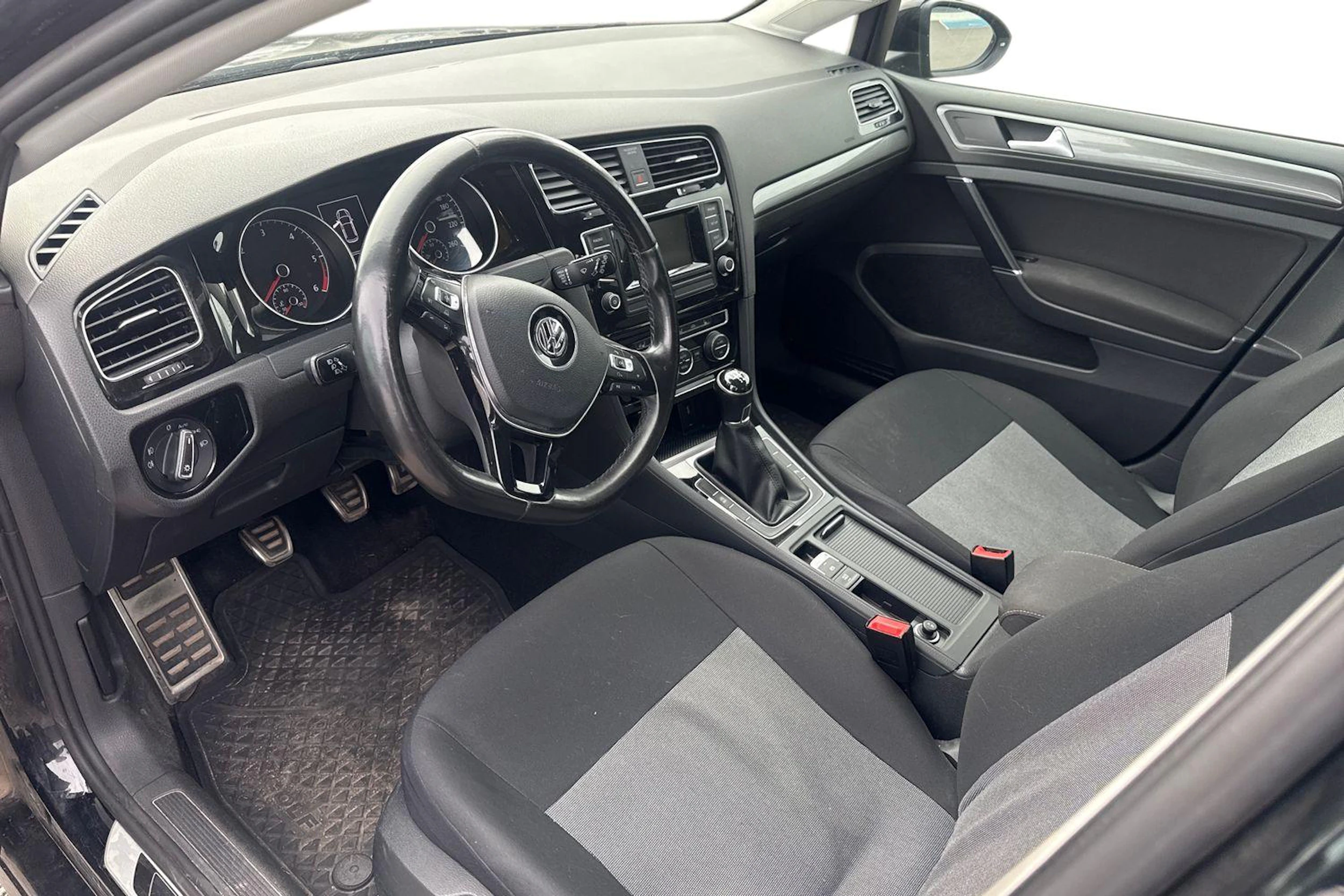 musta Volkswagen Golf 2017 kuva 3.