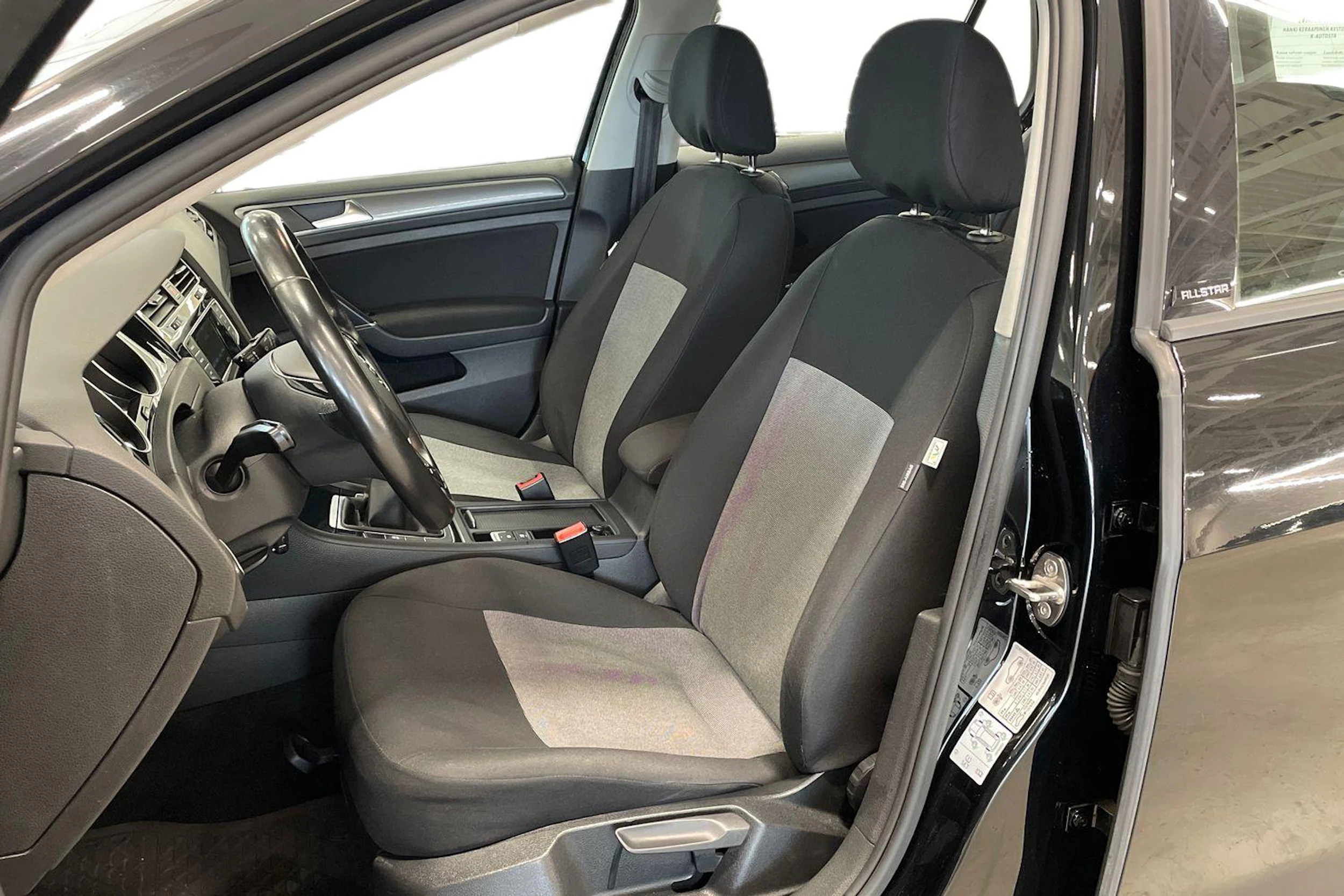 musta Volkswagen Golf 2017 kuva 6.
