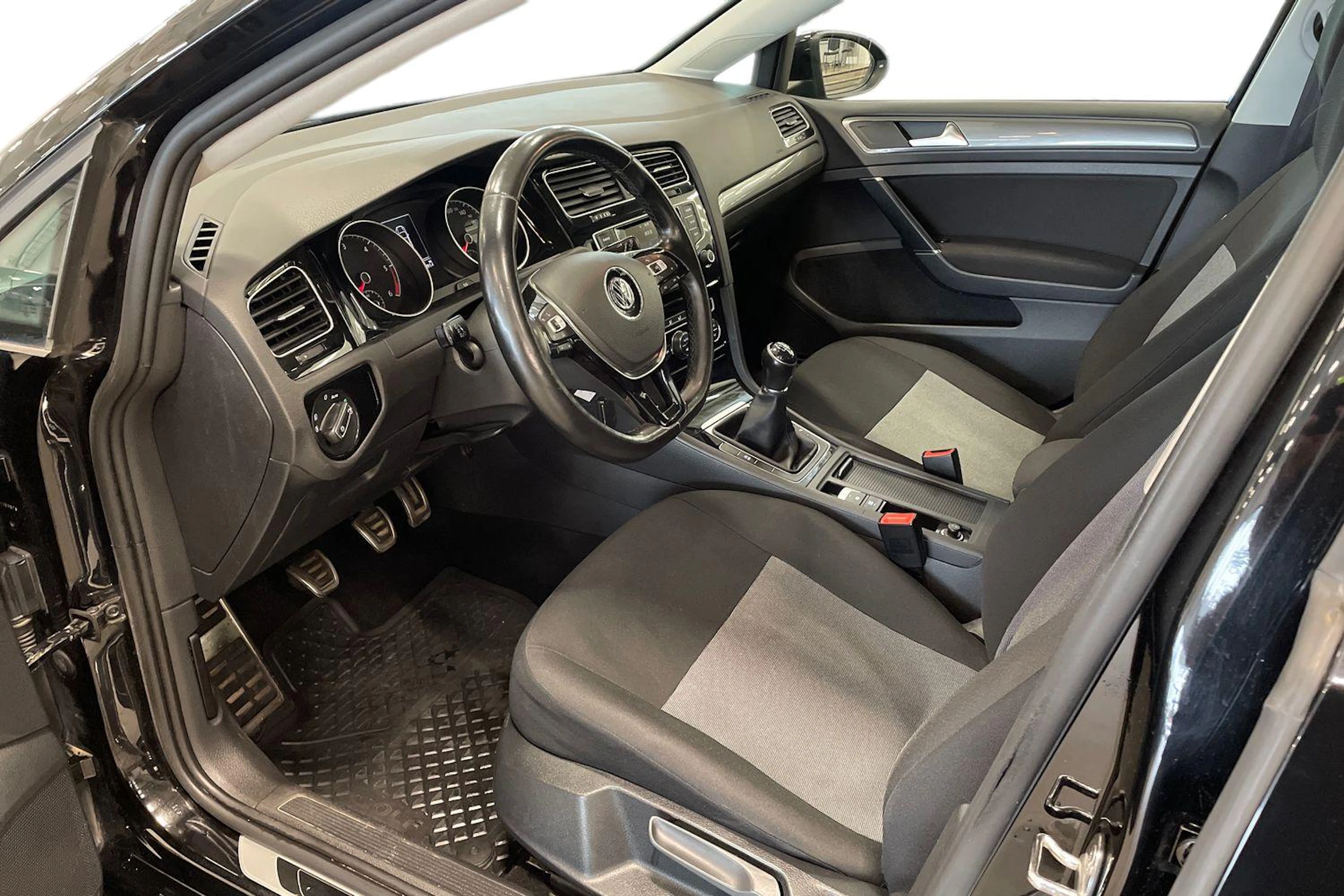 musta Volkswagen Golf 2017 kuva 7.