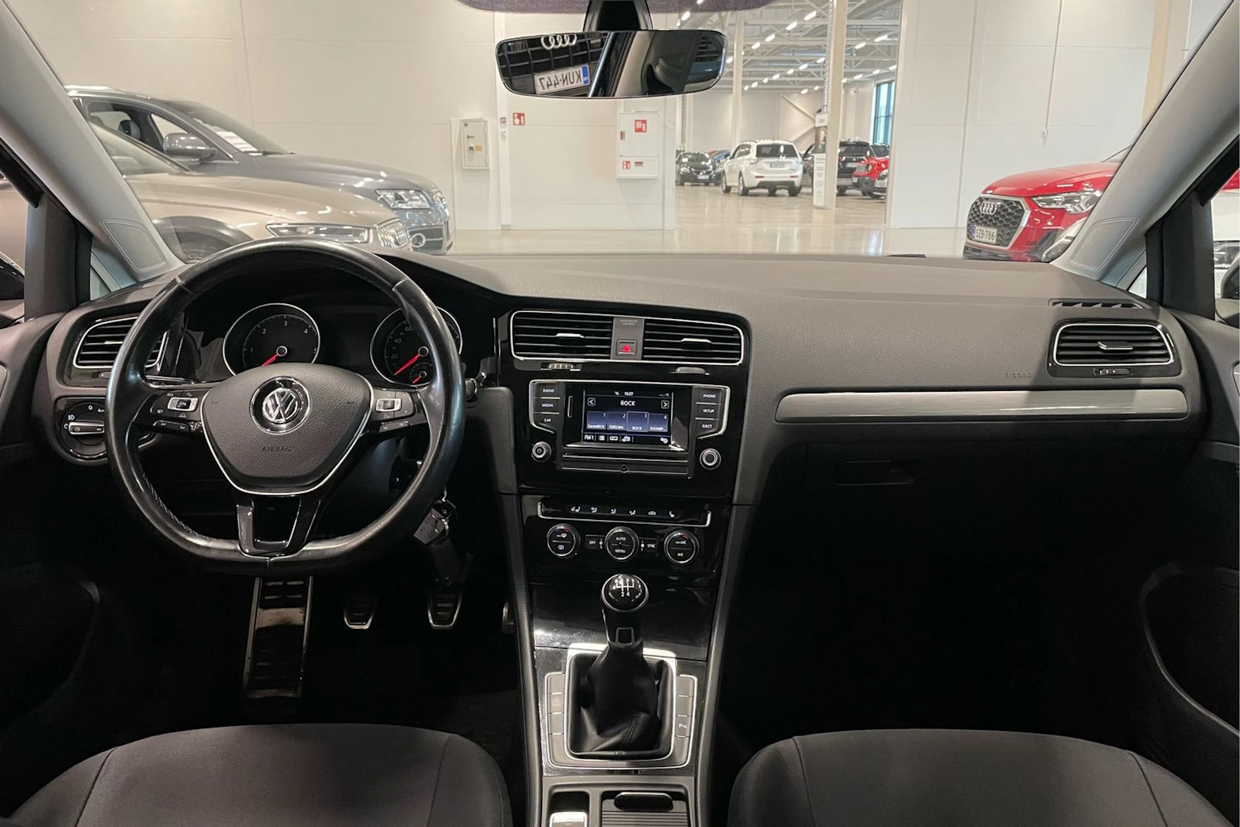 musta Volkswagen Golf 2017 kuva 11.