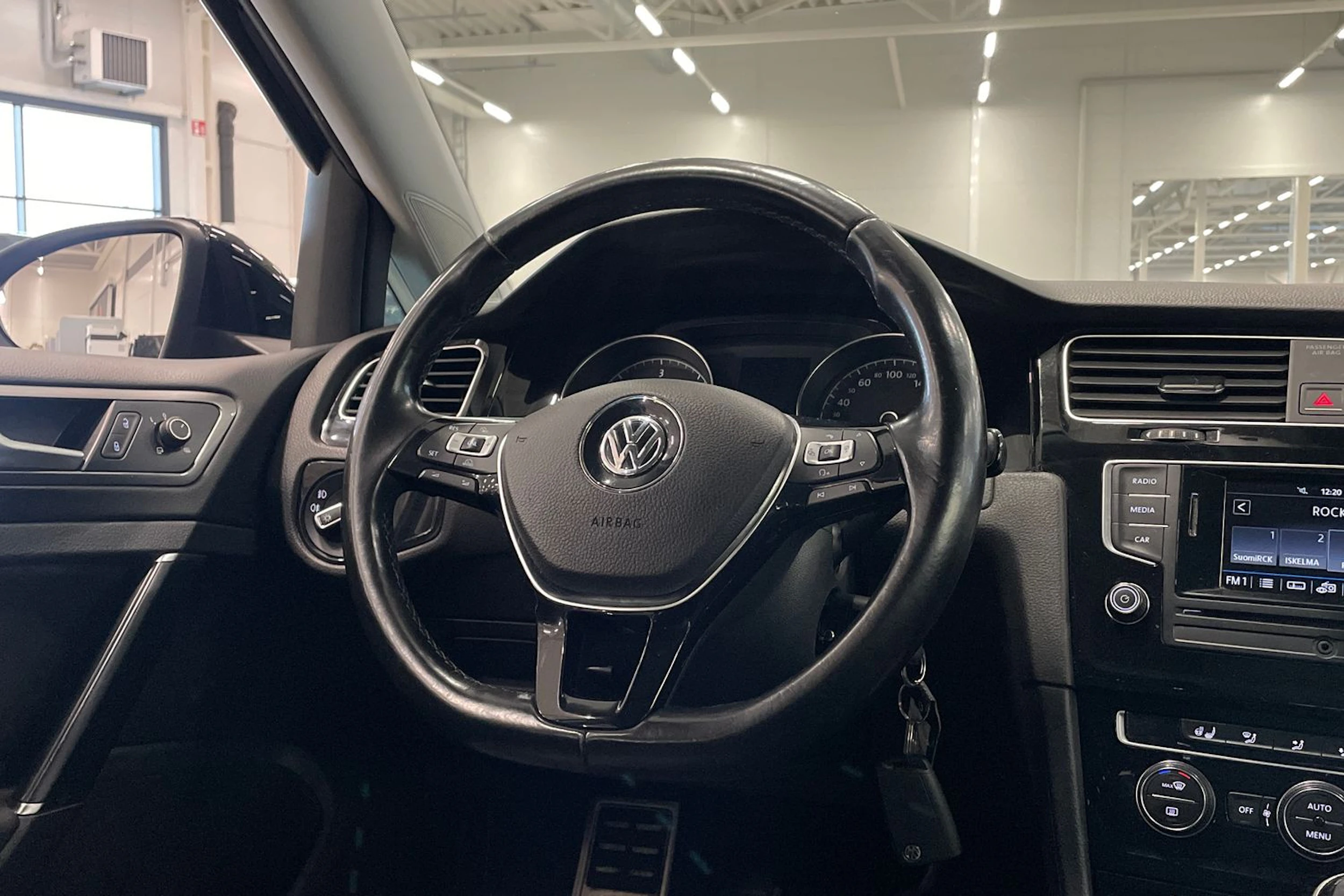 musta Volkswagen Golf 2017 kuva 12.