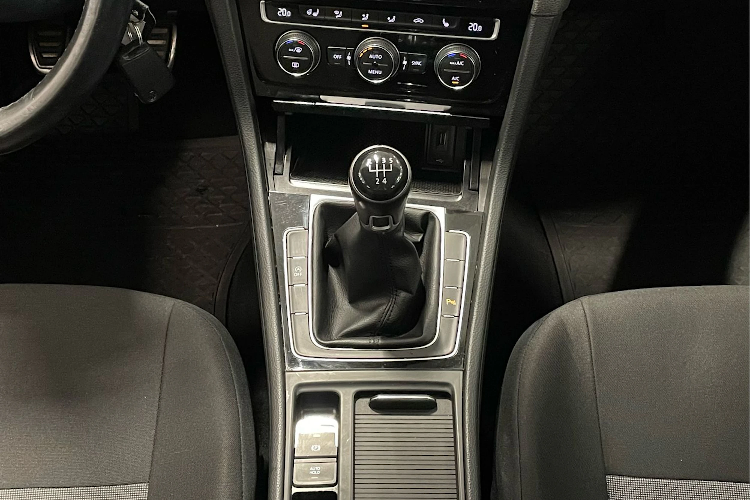 musta Volkswagen Golf 2017 kuva 22.