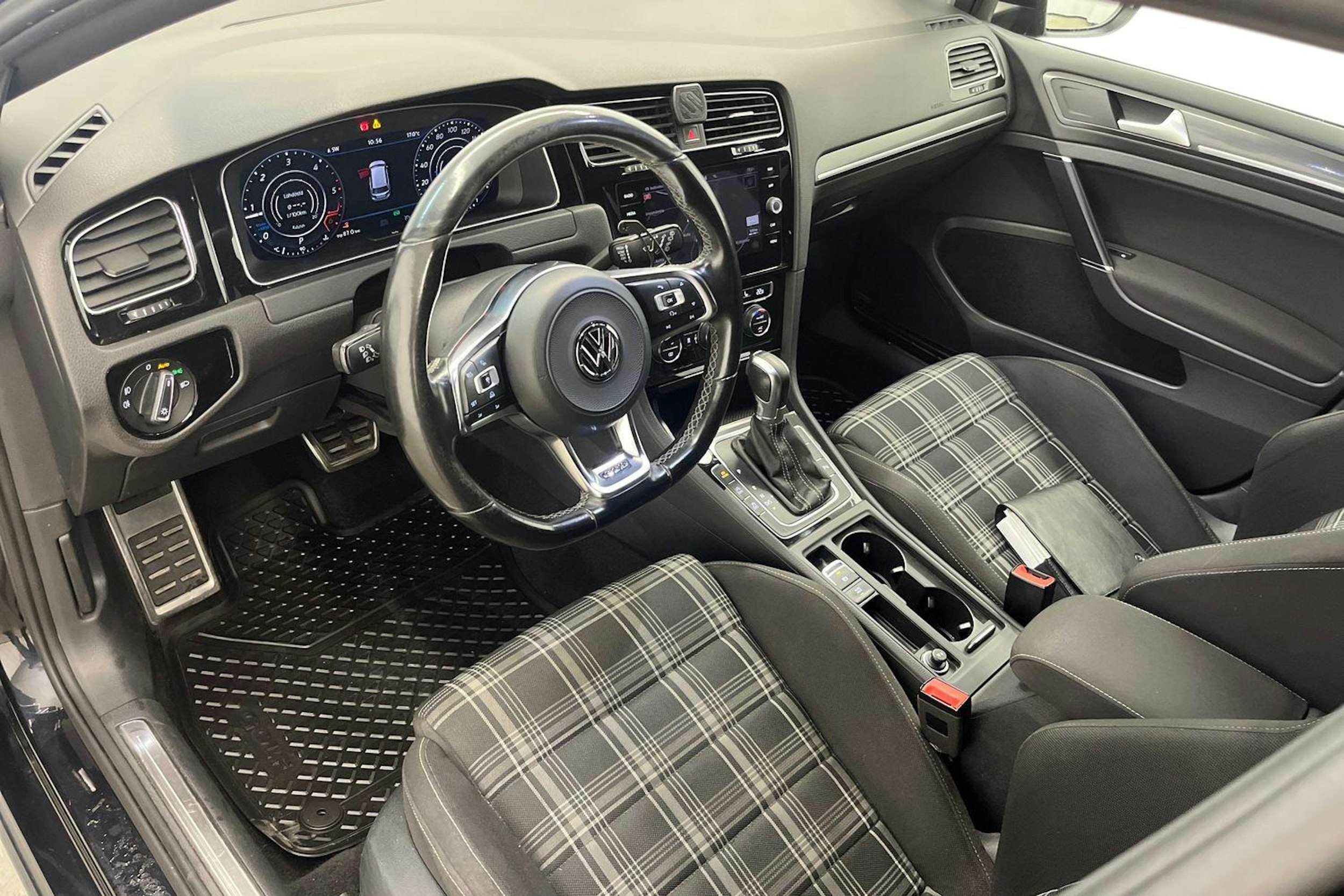 Musta Volkswagen GOLF 2017 kuva 7.