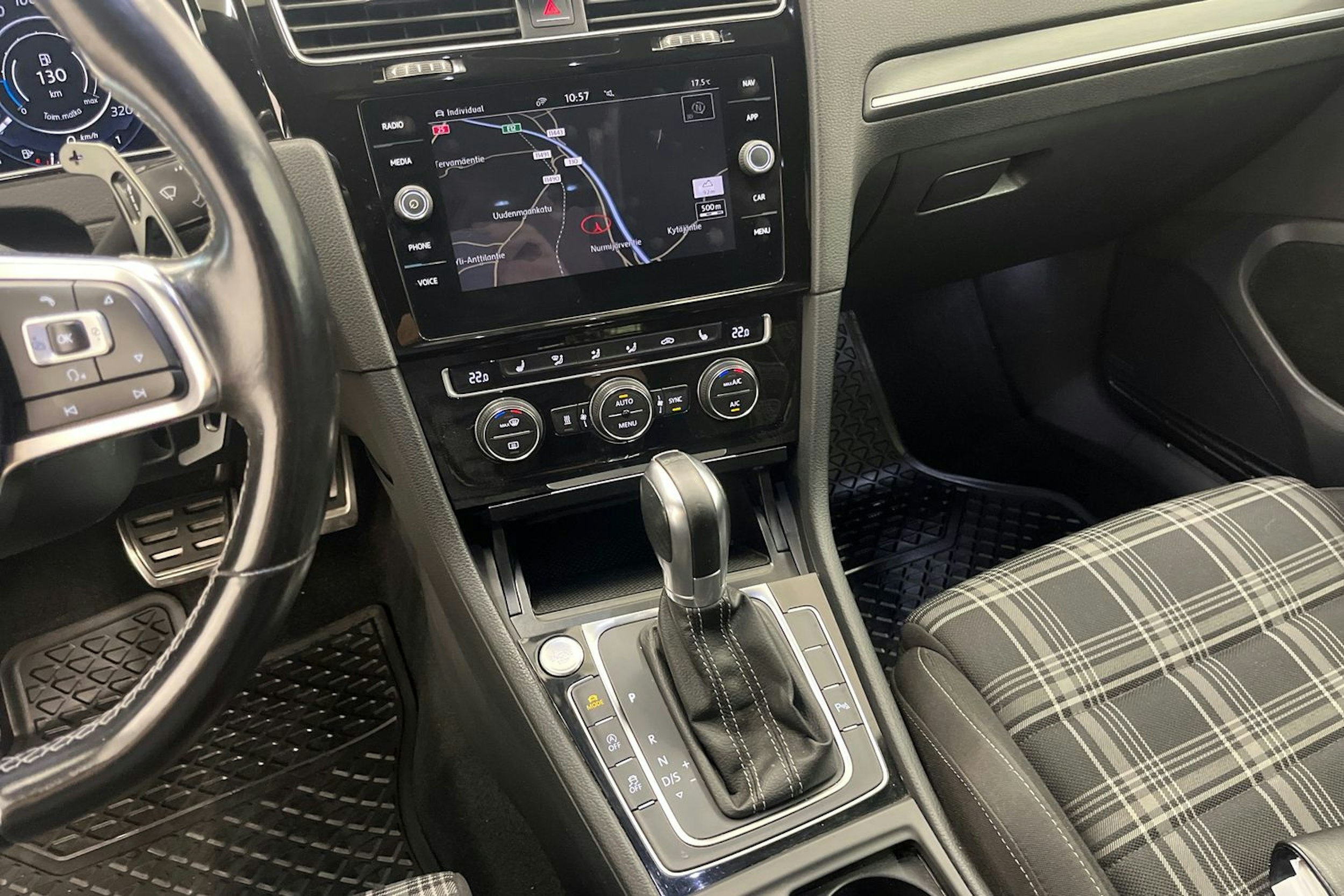 Musta Volkswagen GOLF 2017 kuva 17.