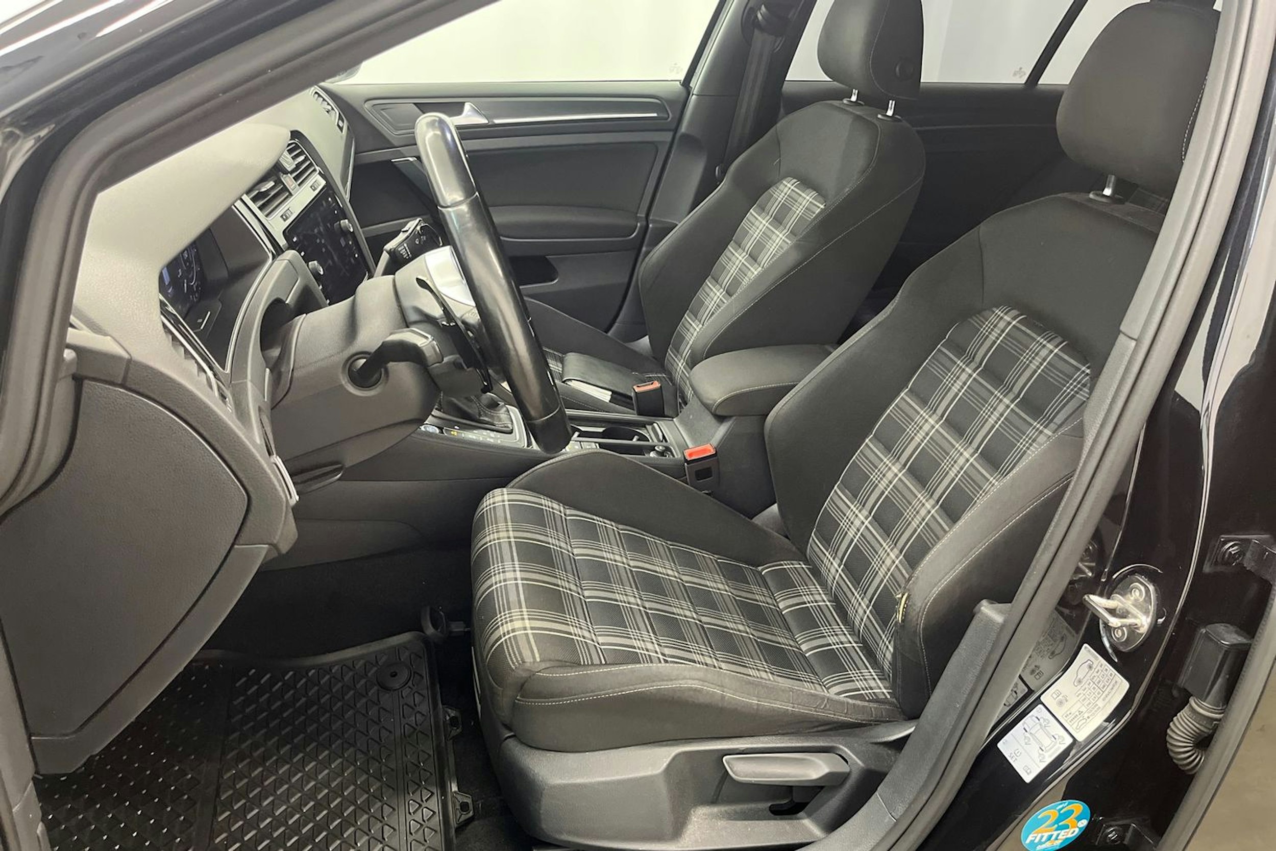 Musta Volkswagen GOLF 2017 kuva 19.