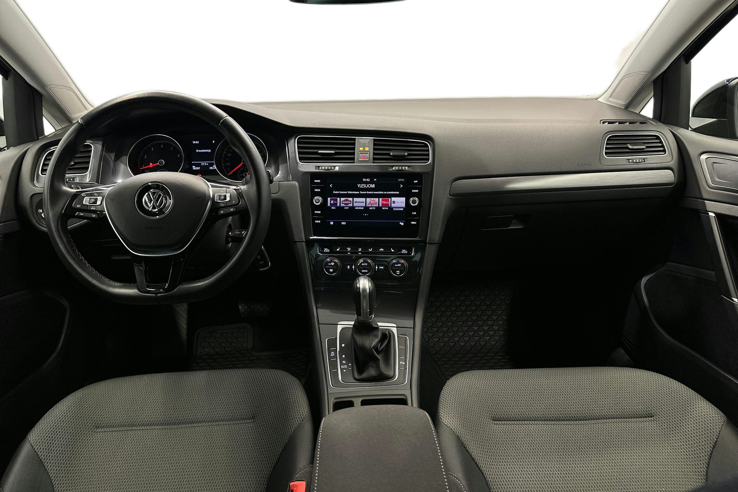 musta Volkswagen Golf 2017 kuva 9.
