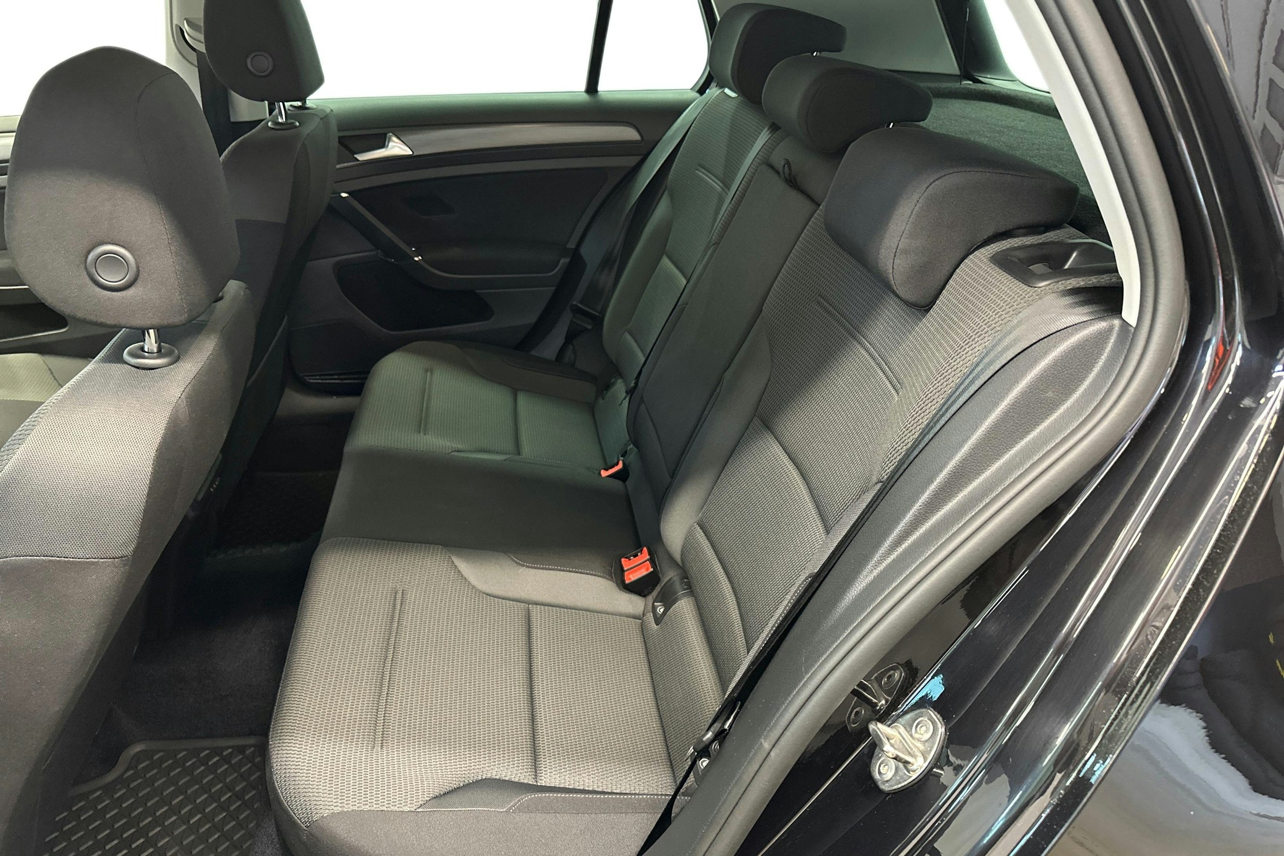 musta Volkswagen Golf 2017 kuva 10.