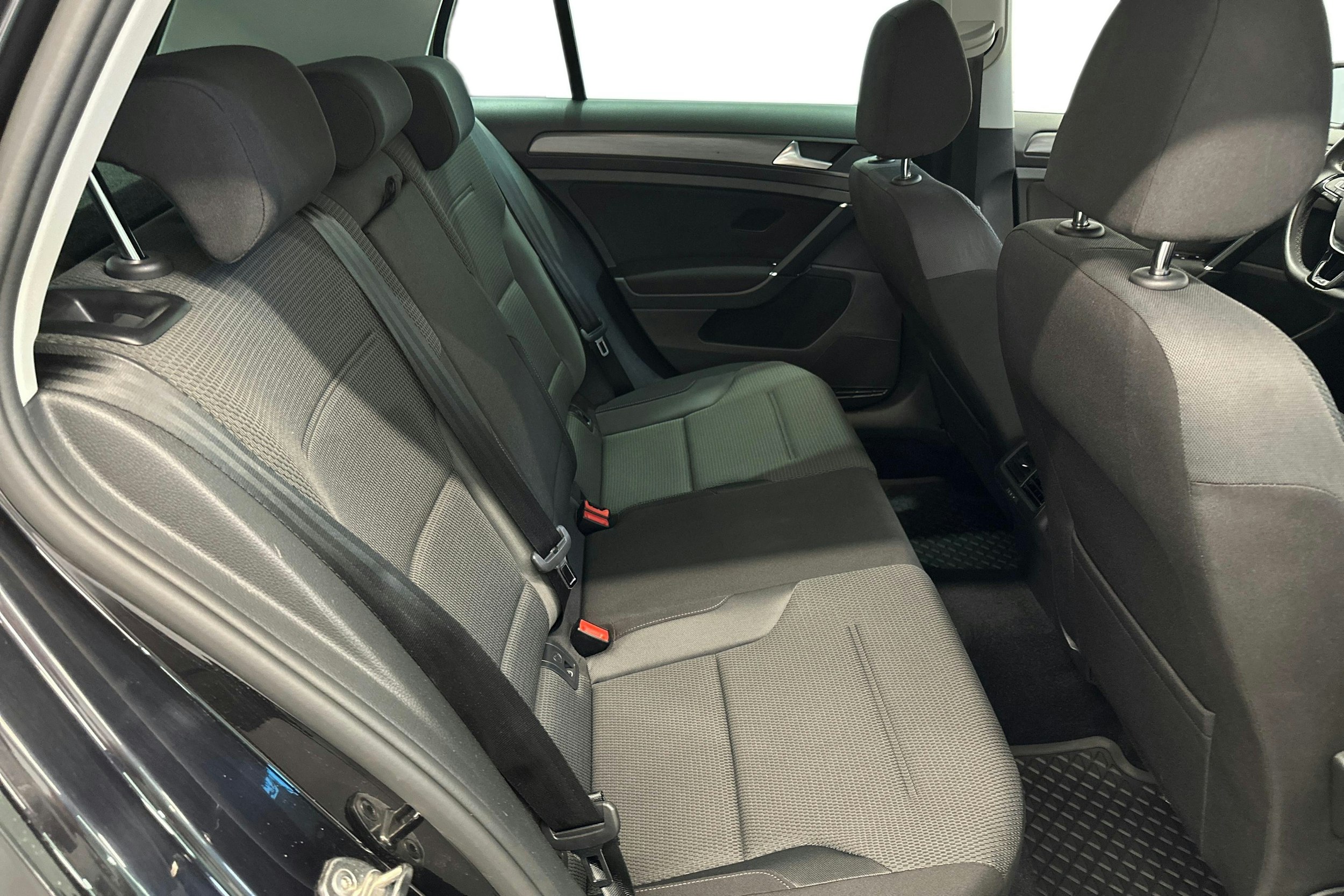 musta Volkswagen Golf 2017 kuva 11.