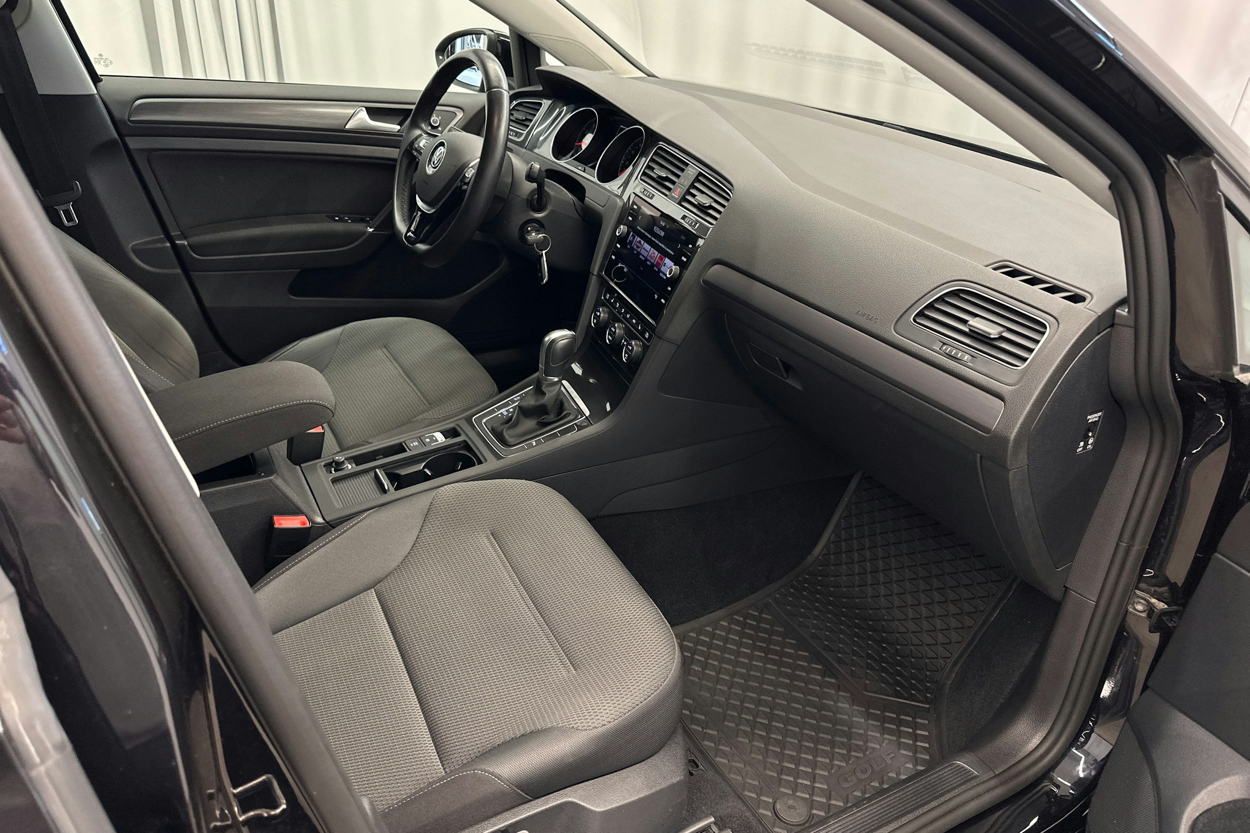 musta Volkswagen Golf 2017 kuva 13.