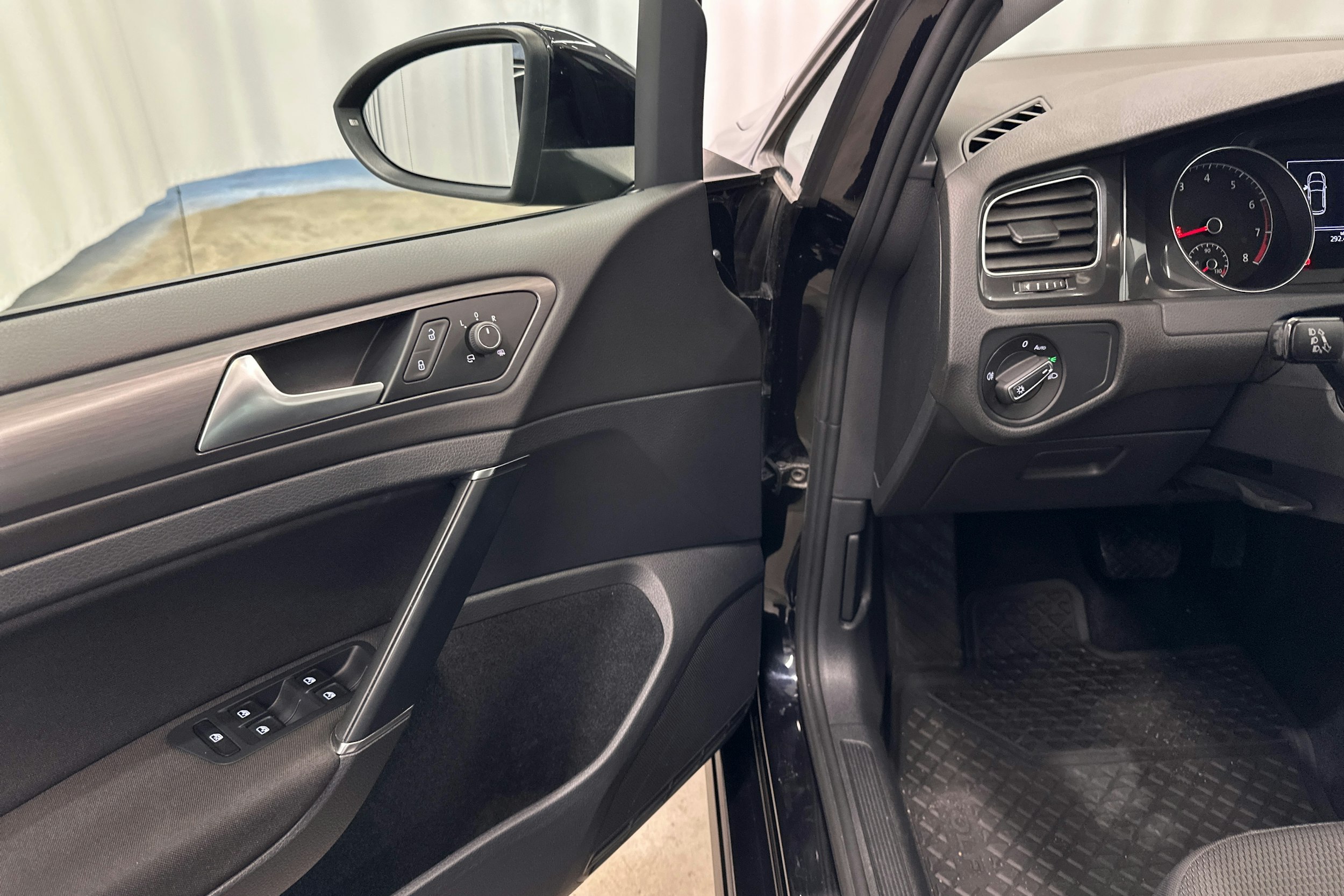 musta Volkswagen Golf 2017 kuva 14.