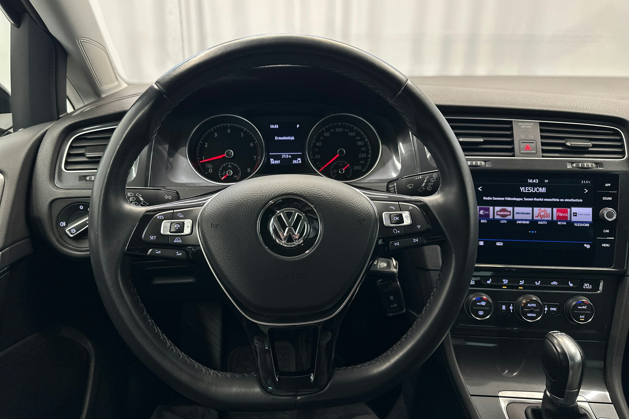musta Volkswagen Golf 2017 kuva 15.