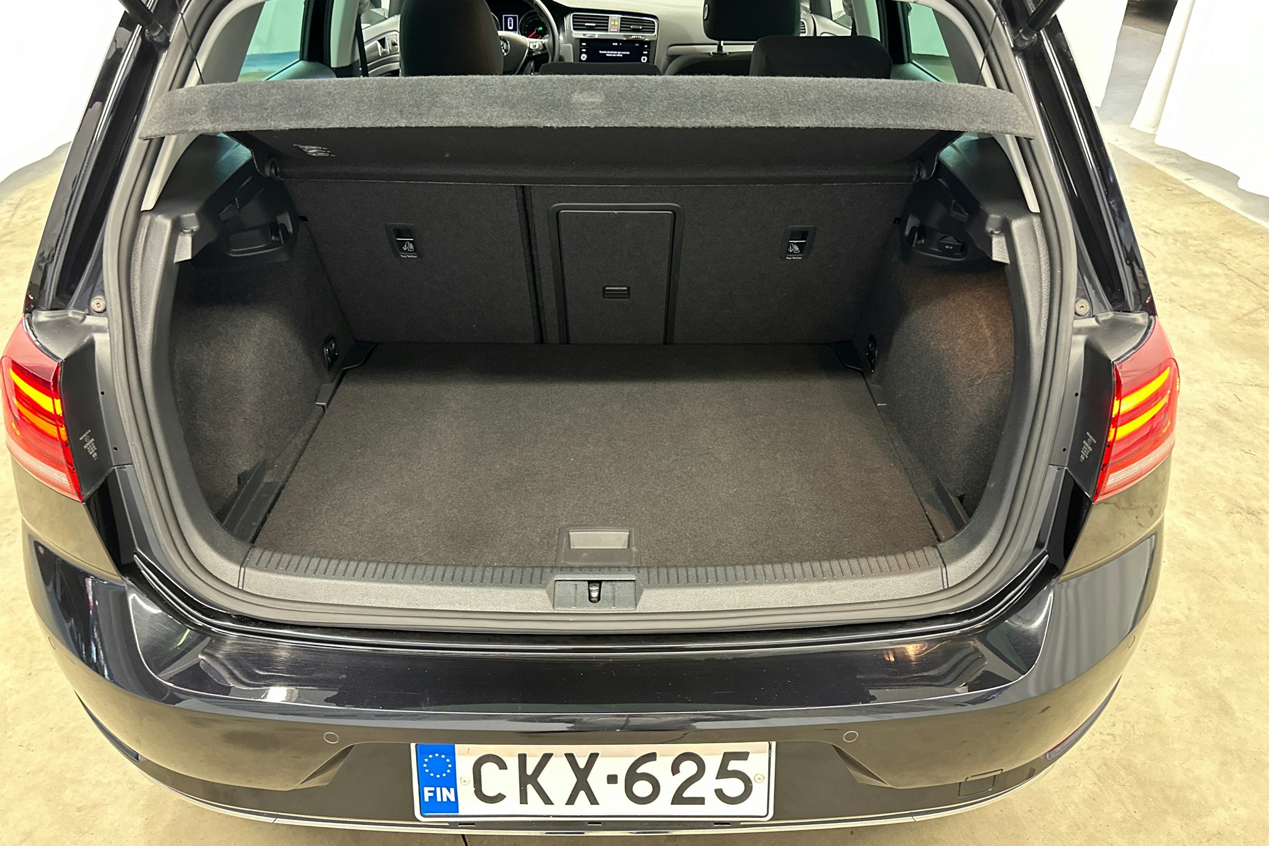 musta Volkswagen Golf 2017 kuva 22.