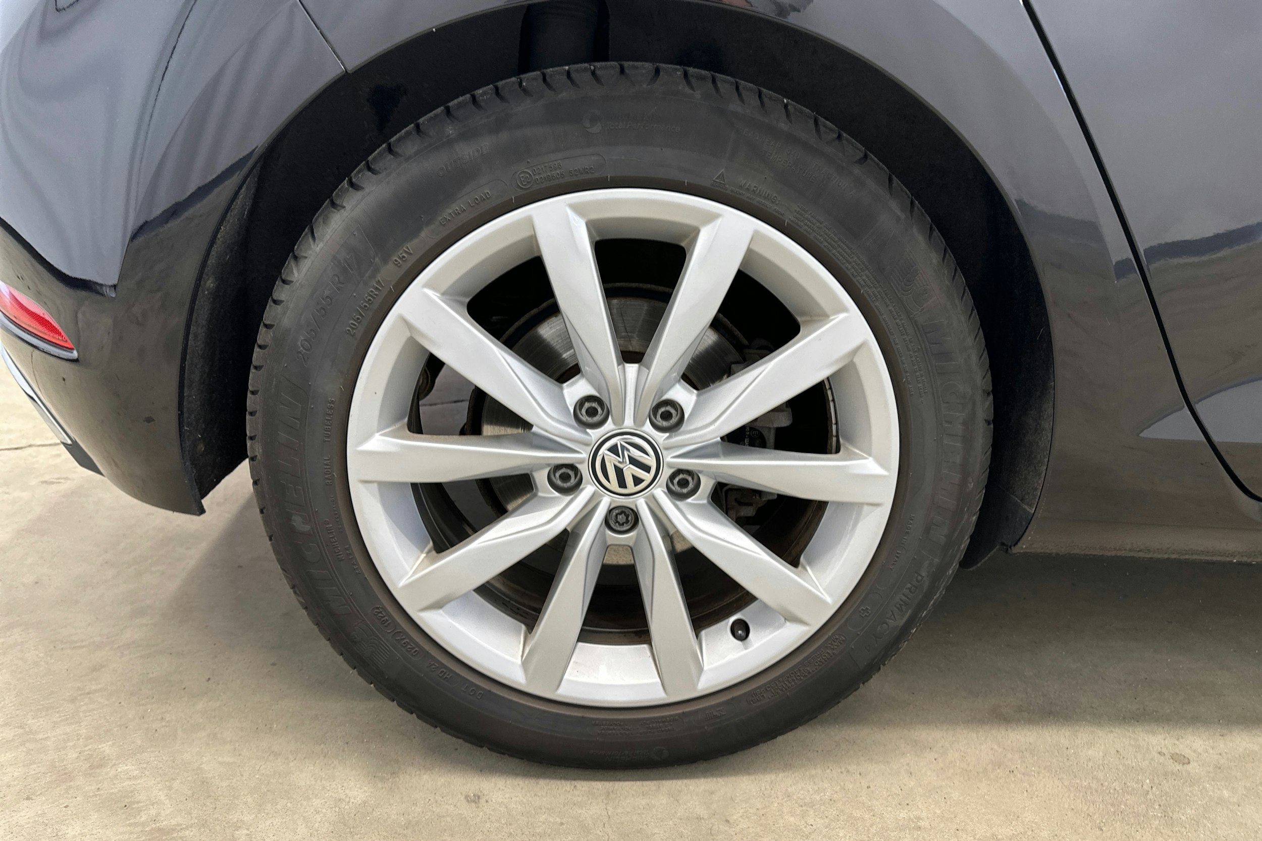 musta Volkswagen Golf 2017 kuva 23.