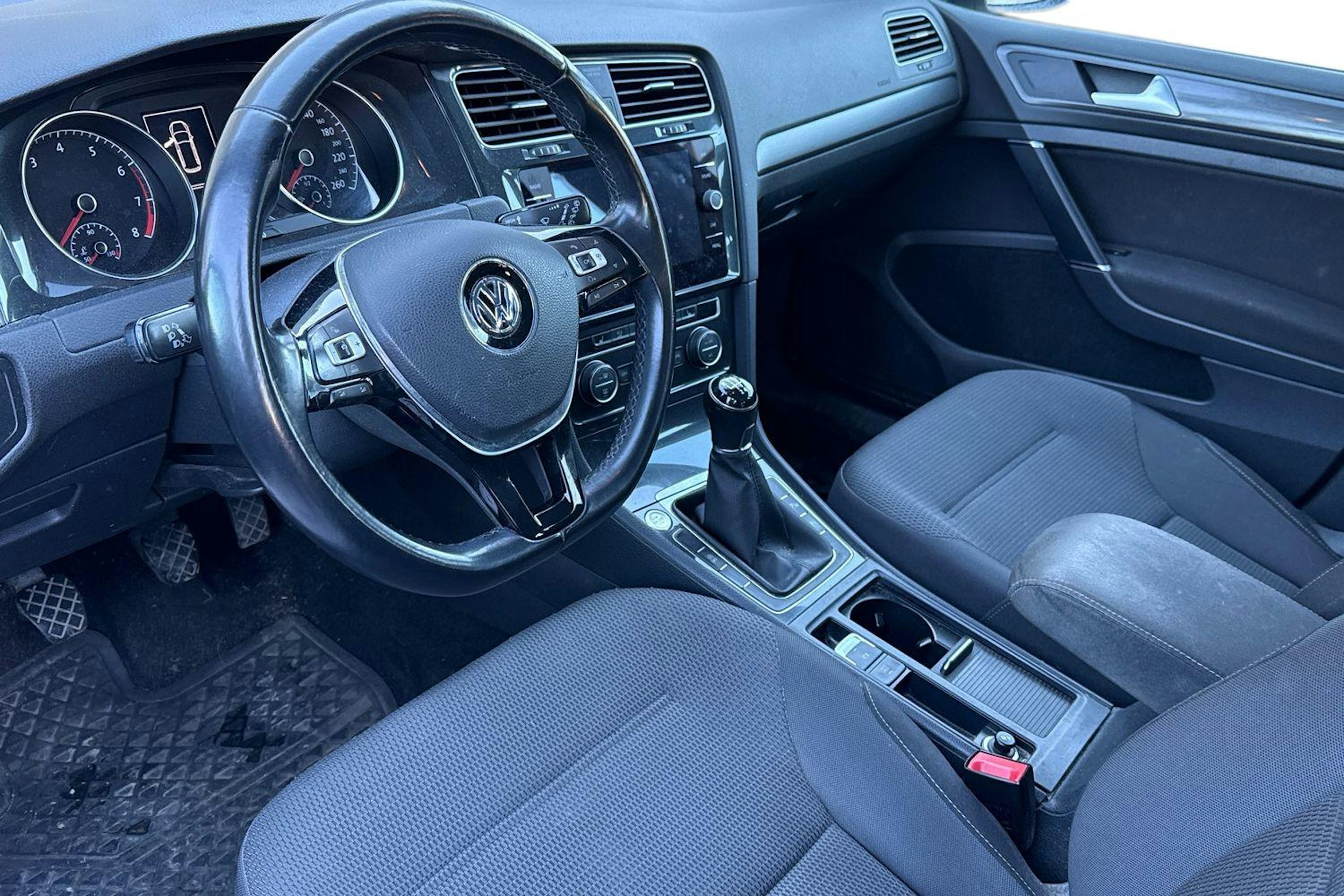 valkoinen Volkswagen Golf 2017 kuva 3.