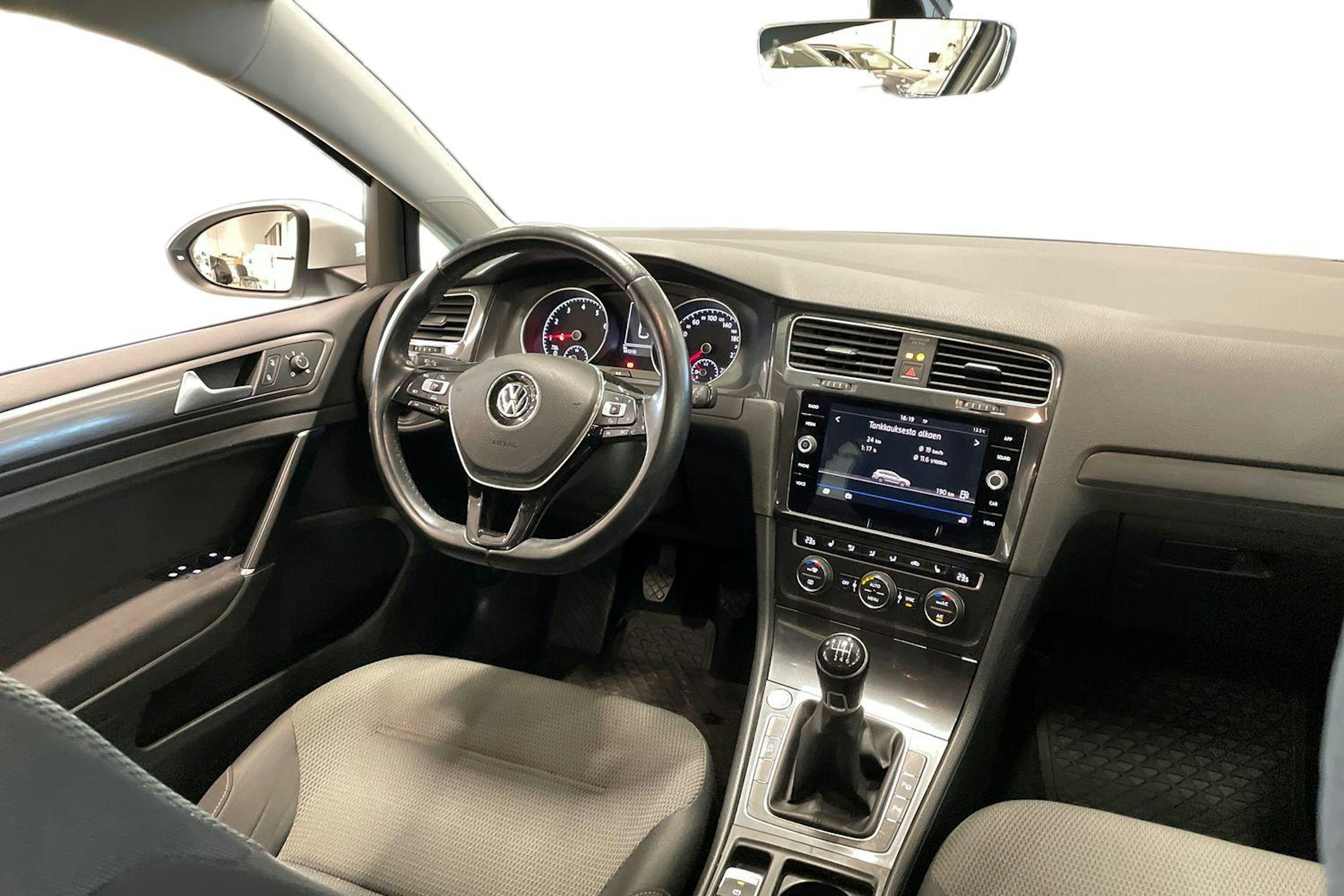 valkoinen Volkswagen Golf 2017 kuva 9.