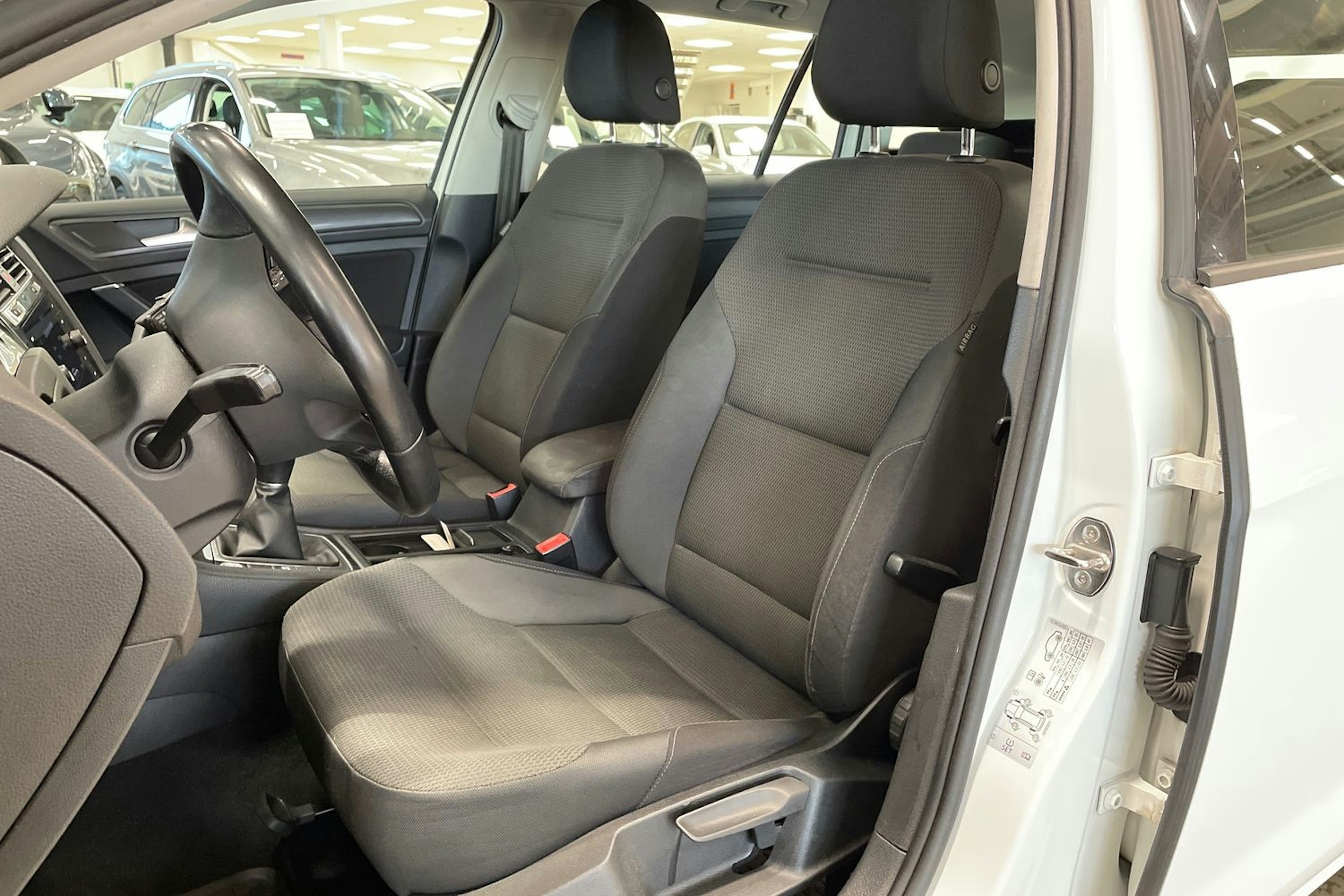 valkoinen Volkswagen Golf 2017 kuva 14.