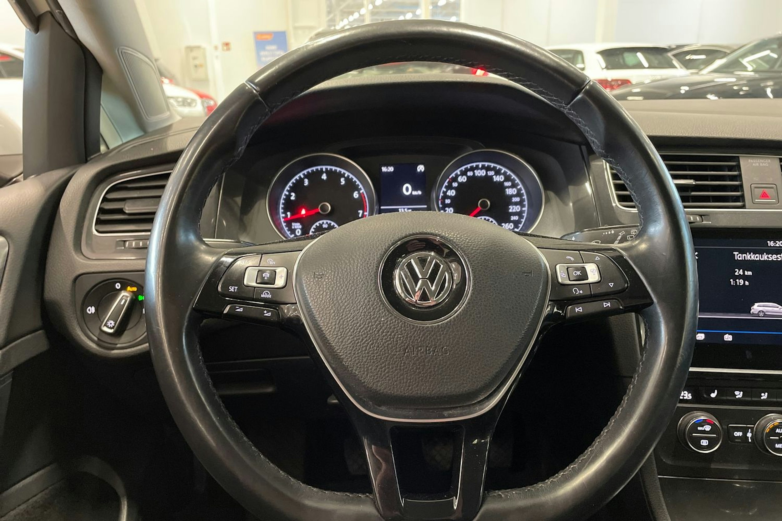 valkoinen Volkswagen Golf 2017 kuva 15.
