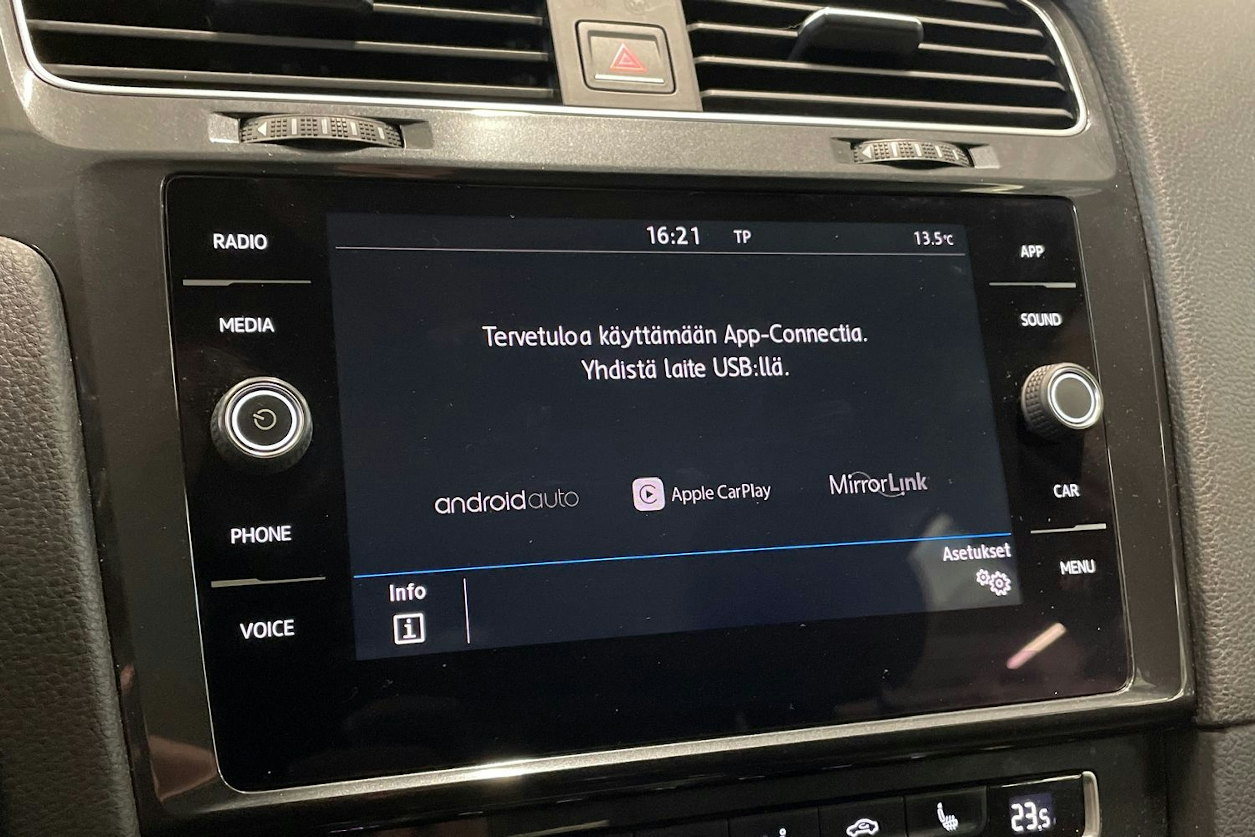 valkoinen Volkswagen Golf 2017 kuva 25.