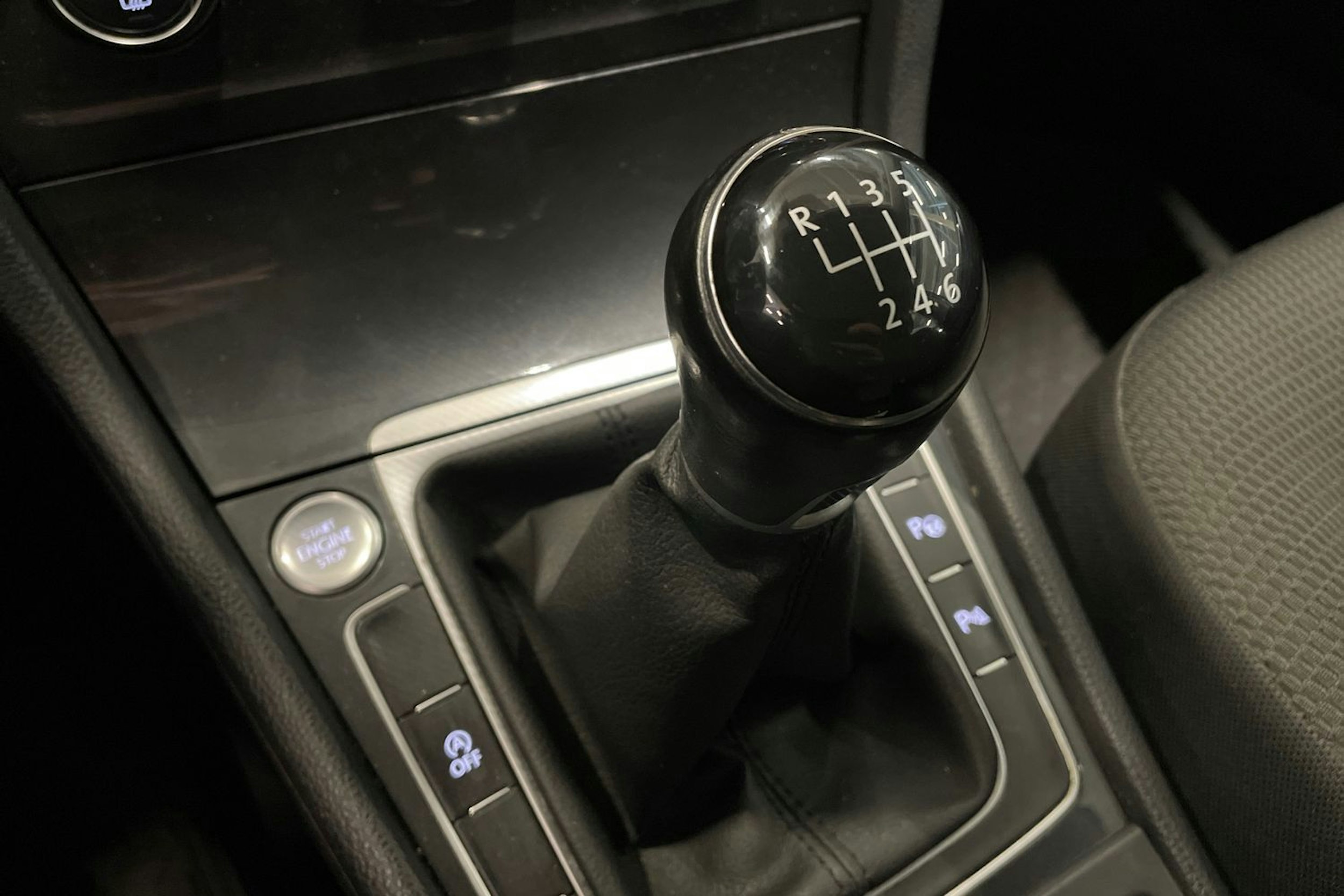 valkoinen Volkswagen Golf 2017 kuva 30.