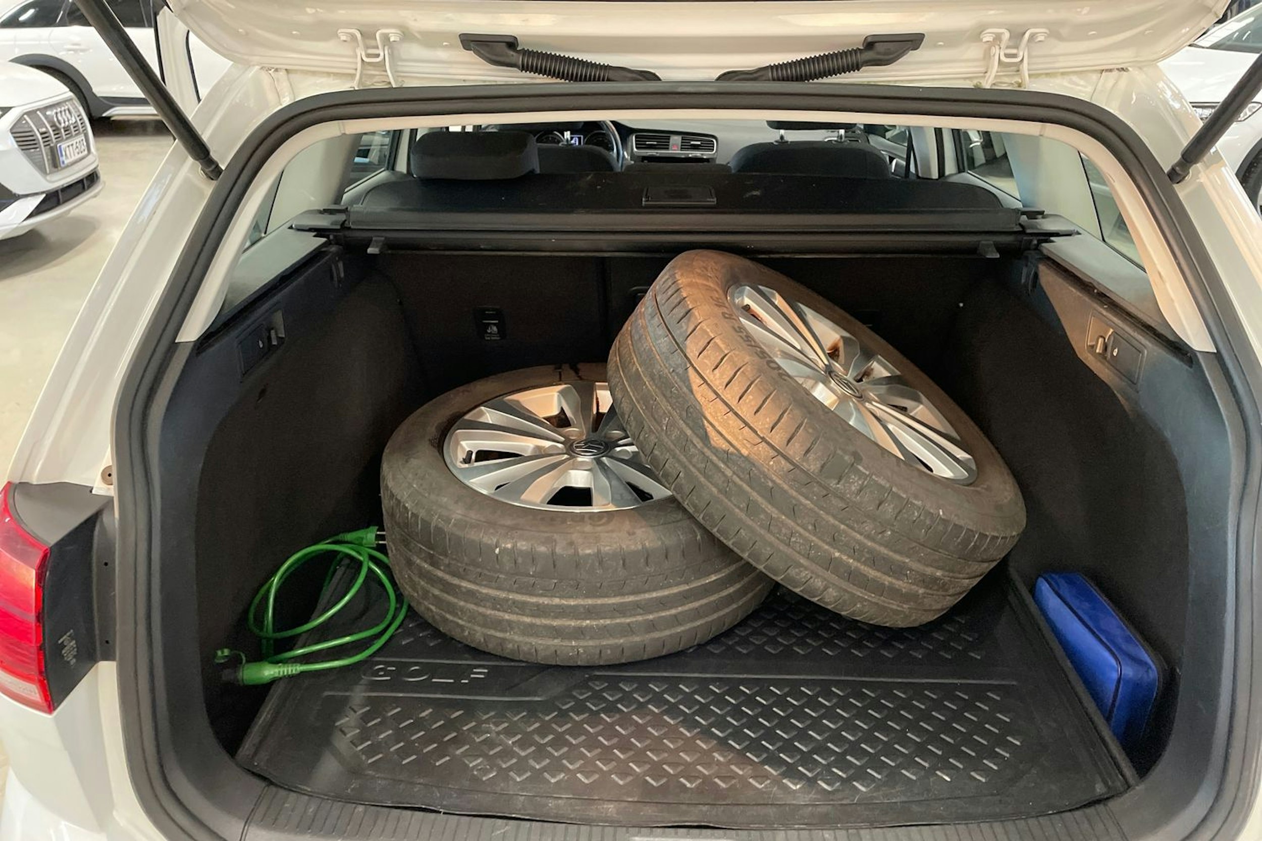 valkoinen Volkswagen Golf 2017 kuva 36.