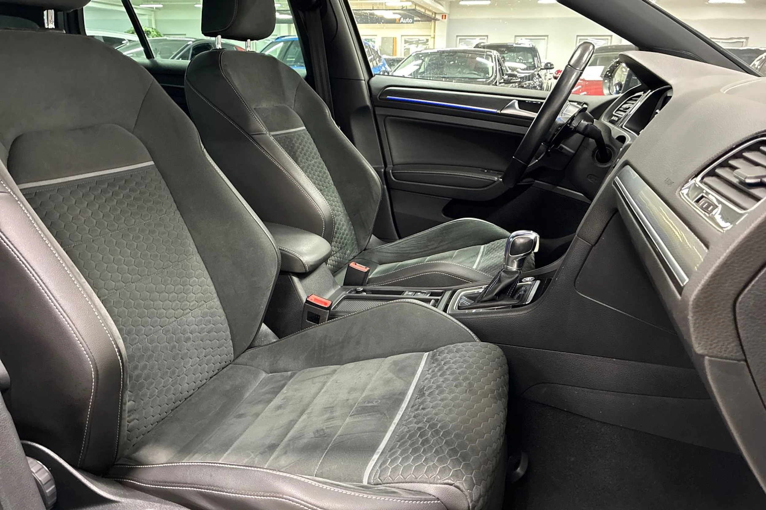 harmaa Volkswagen Golf 2017 kuva 28.