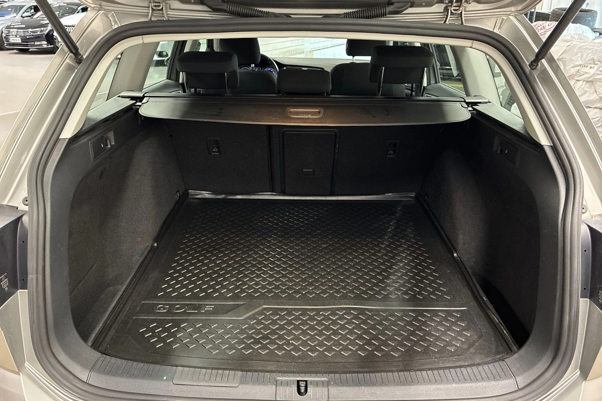 harmaa Volkswagen Golf 2017 kuva 21.