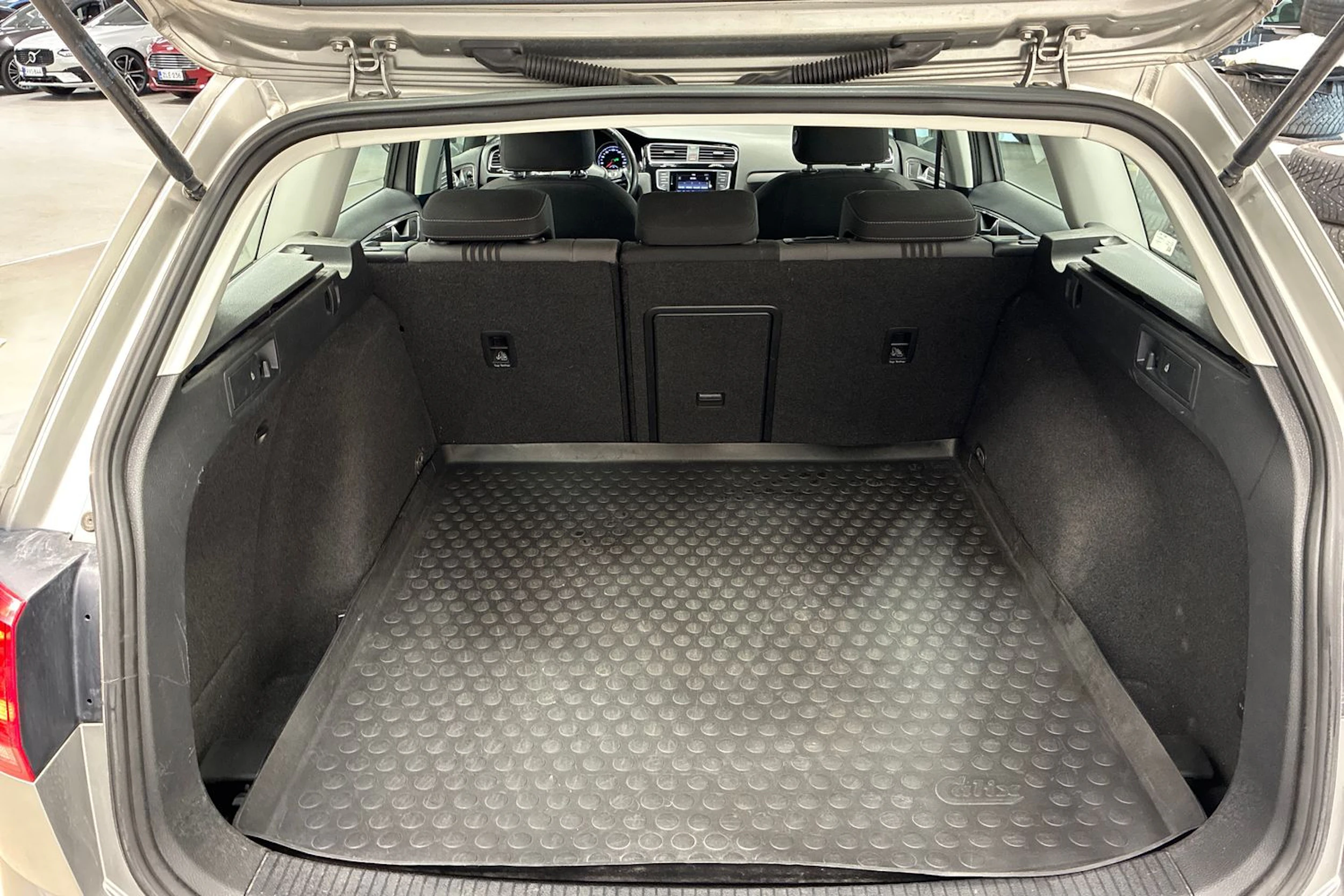harmaa Volkswagen Golf 2017 kuva 24.