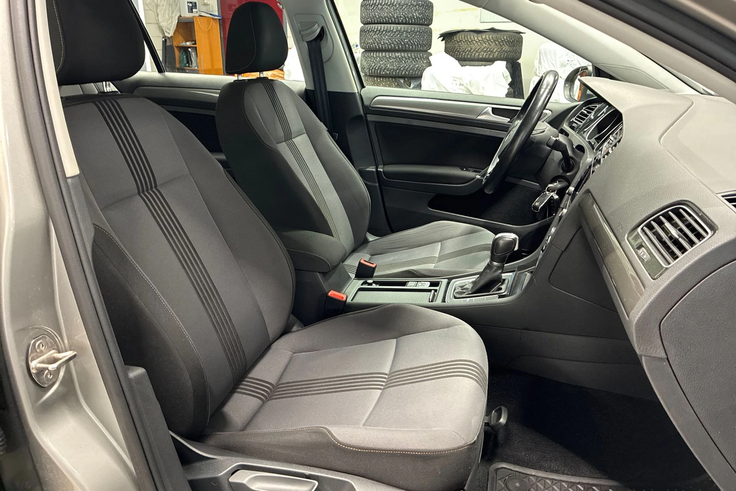 harmaa Volkswagen Golf 2017 kuva 26.