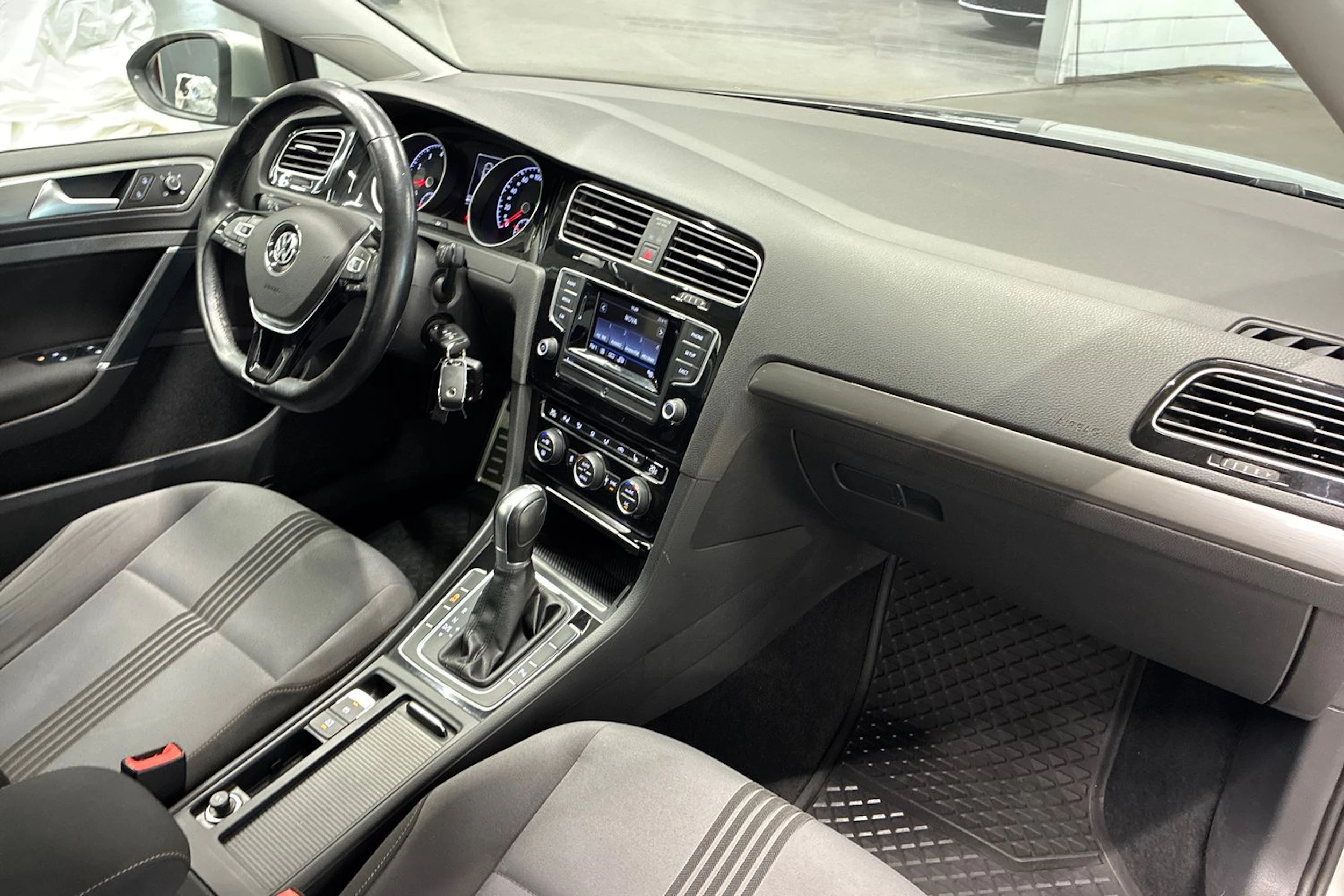 harmaa Volkswagen Golf 2017 kuva 27.