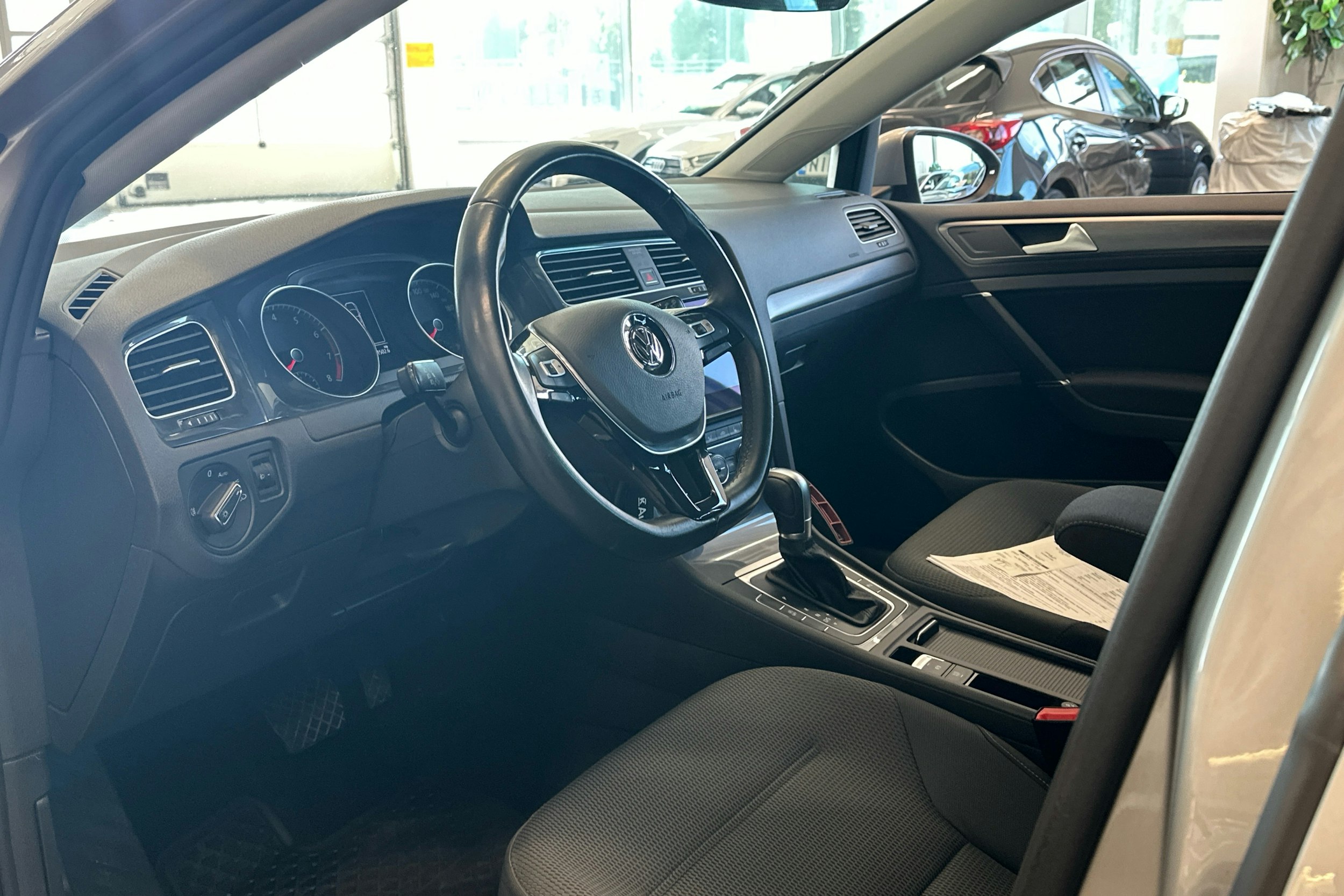 harmaa Volkswagen Golf 2017 kuva 6.