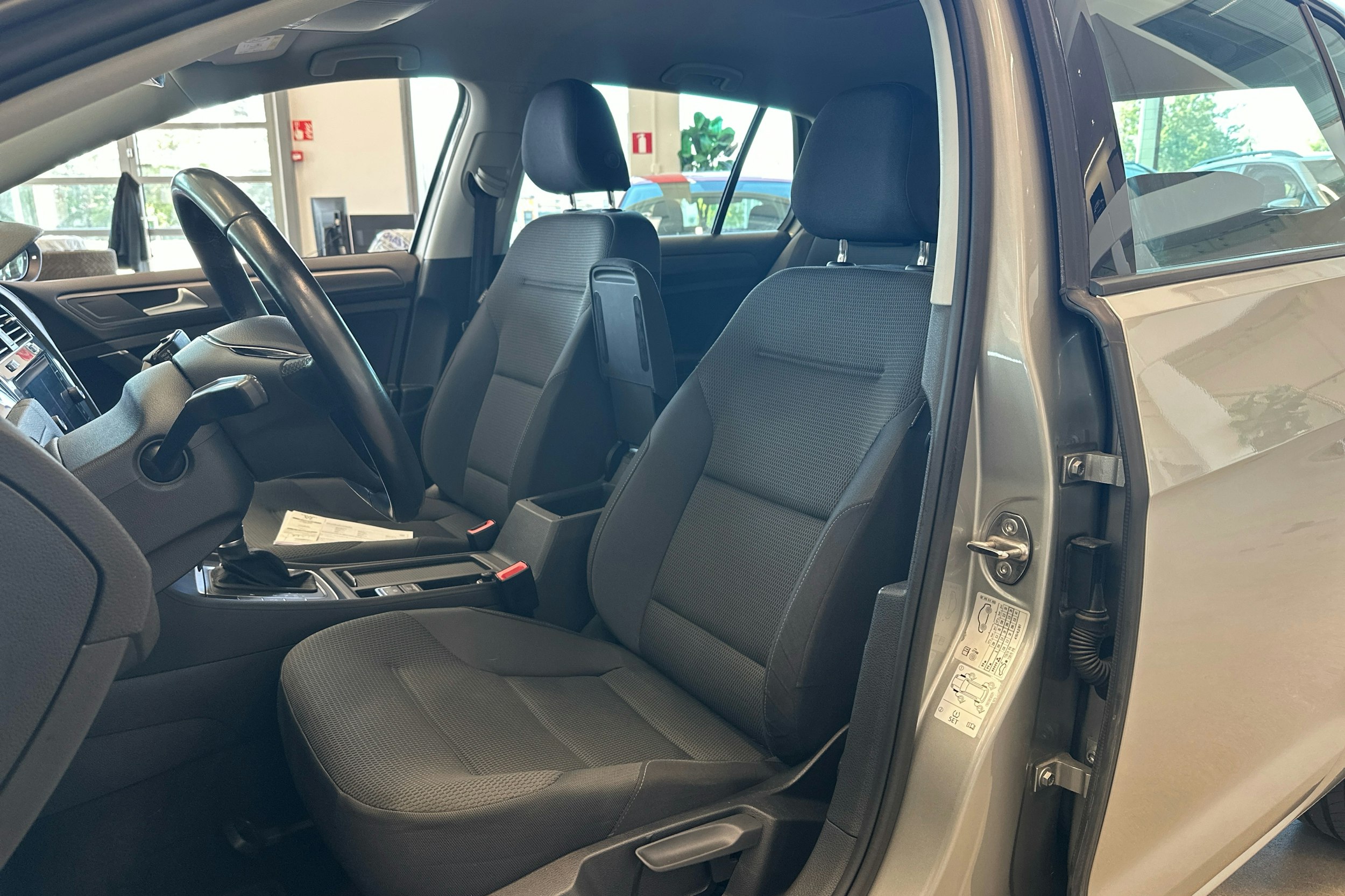 harmaa Volkswagen Golf 2017 kuva 7.