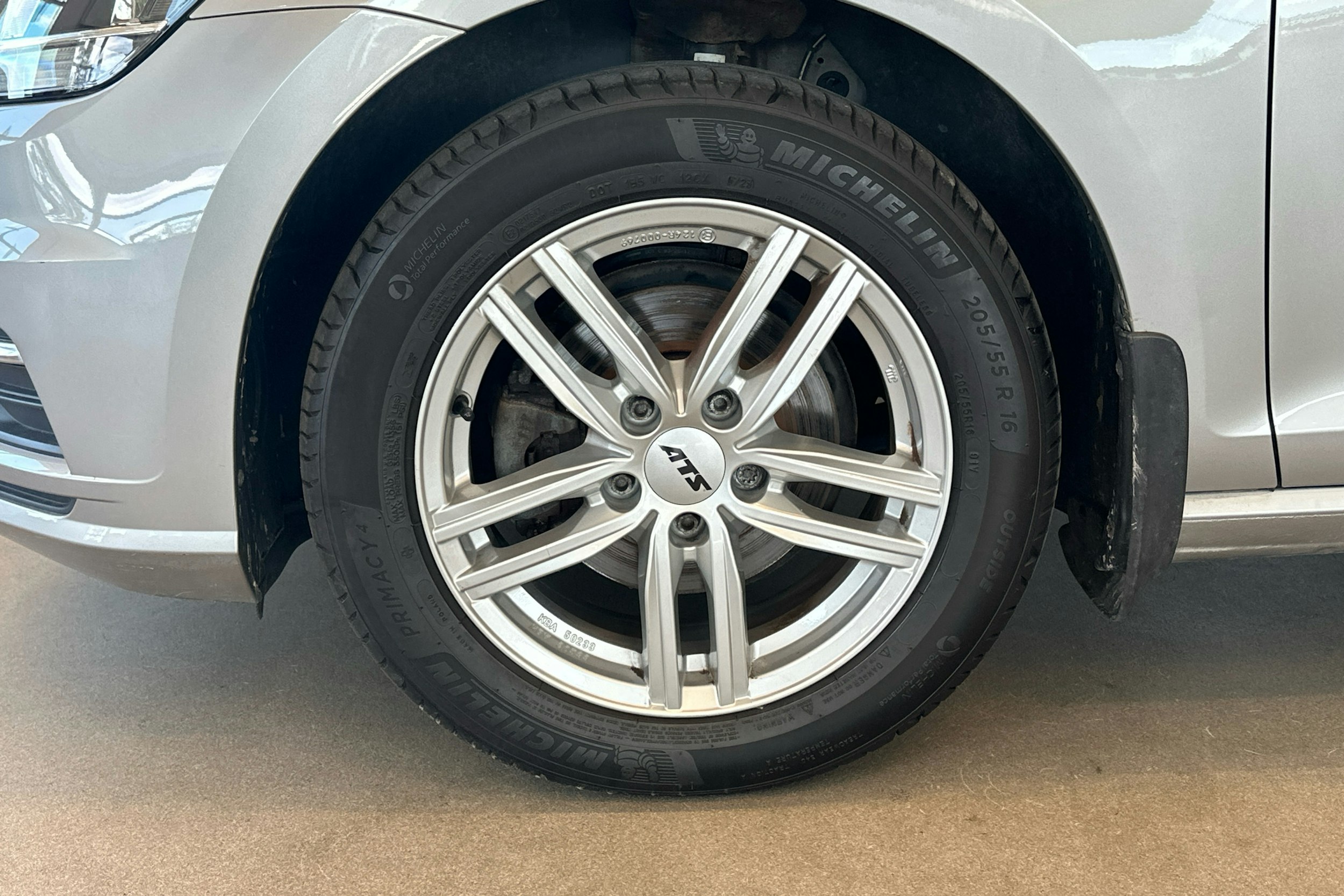 harmaa Volkswagen Golf 2017 kuva 9.