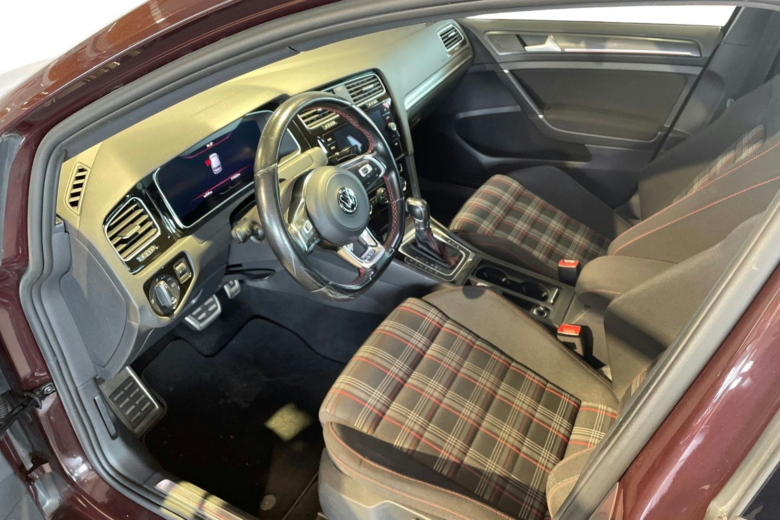 Musta Volkswagen GOLF 2017 kuva 7.