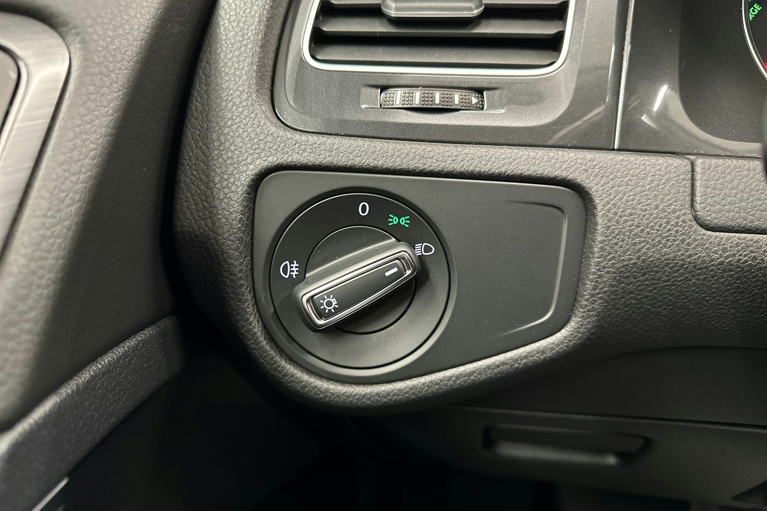 valkoinen Volkswagen Golf 2017 kuva 18.