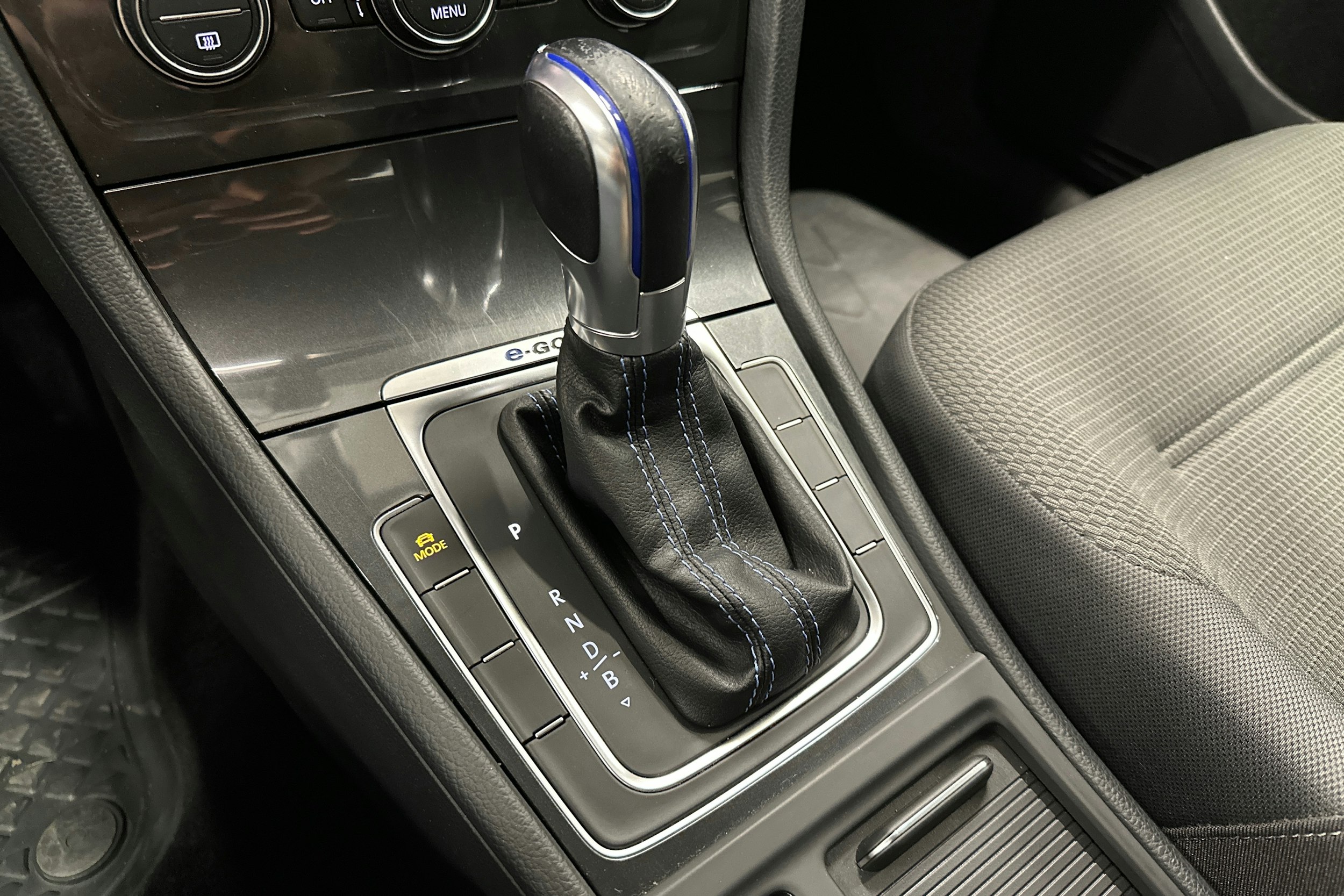 valkoinen Volkswagen Golf 2017 kuva 26.