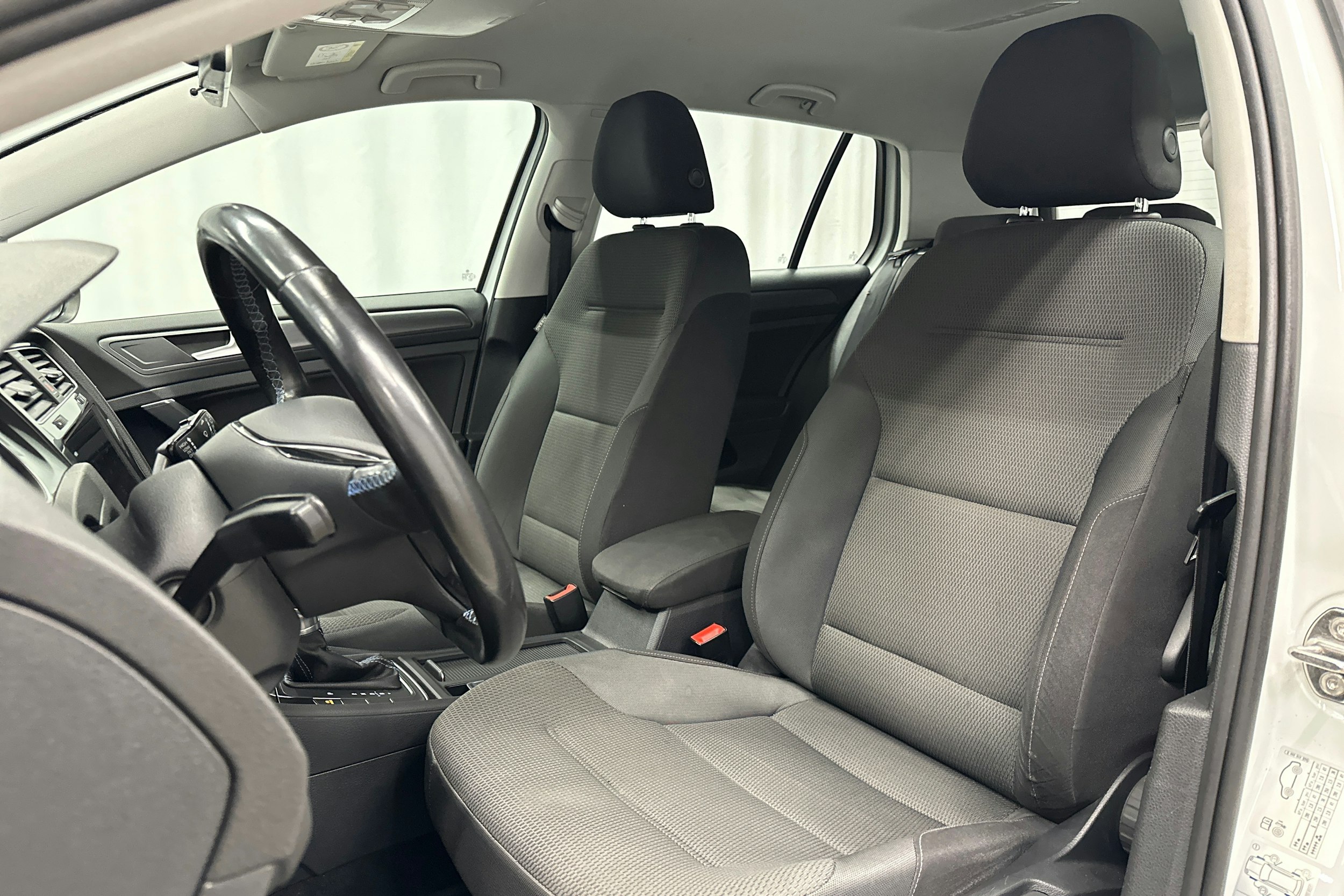 valkoinen Volkswagen Golf 2017 kuva 27.