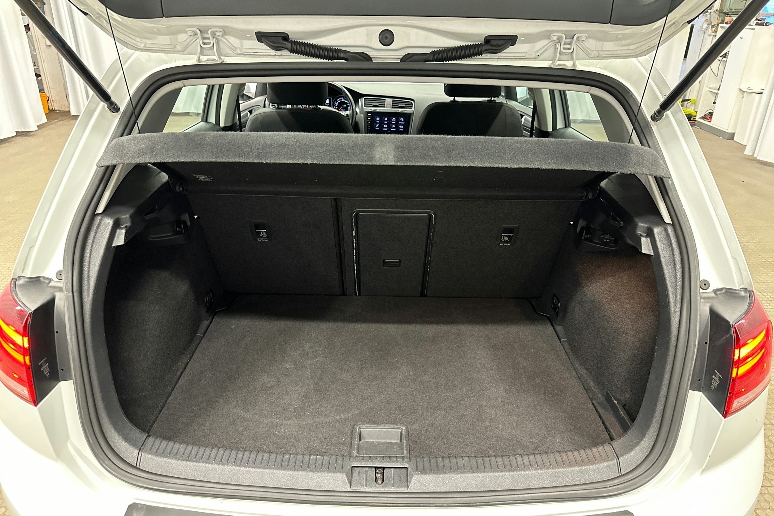 valkoinen Volkswagen Golf 2017 kuva 28.
