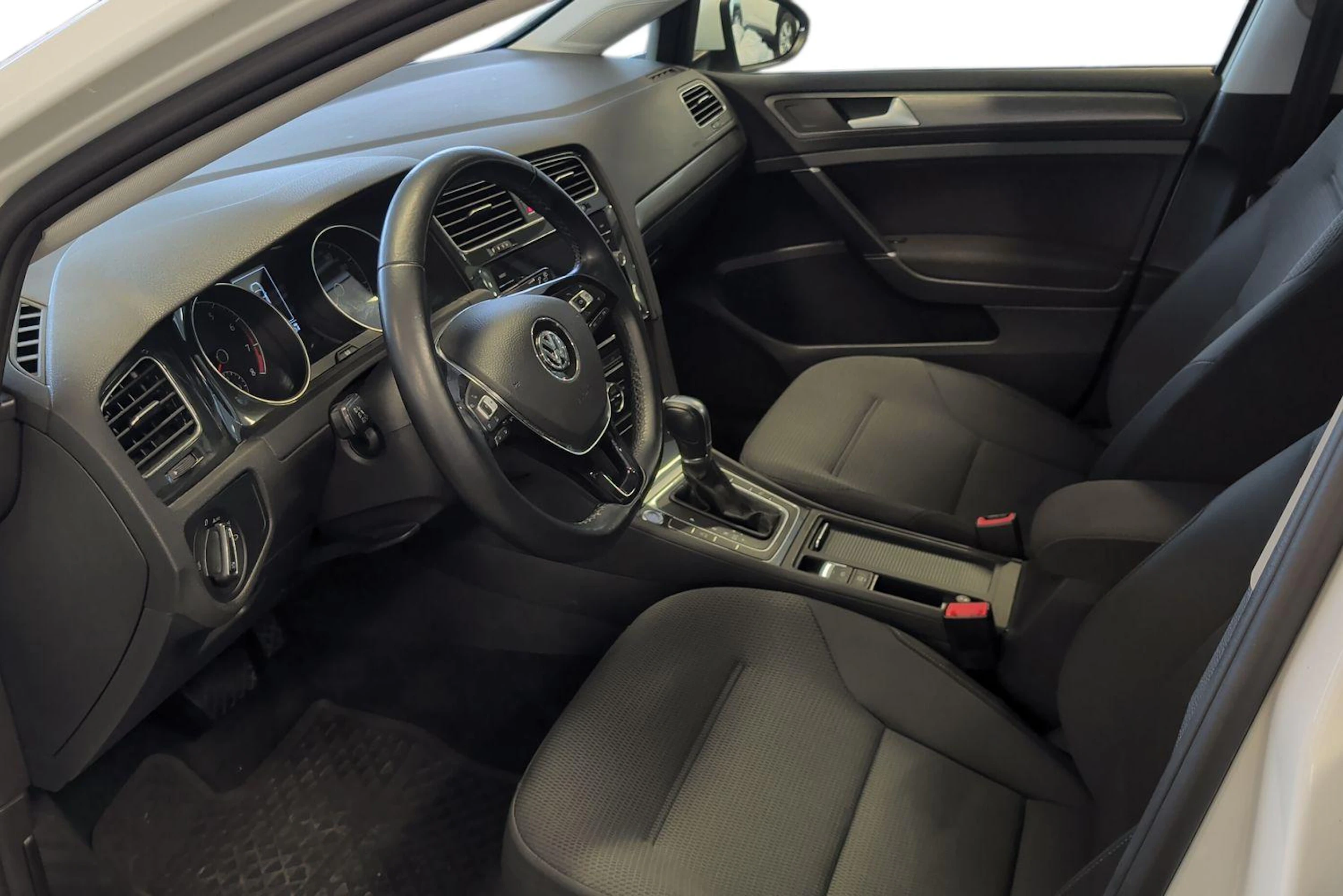 valkoinen Volkswagen Golf 2017 kuva 6.