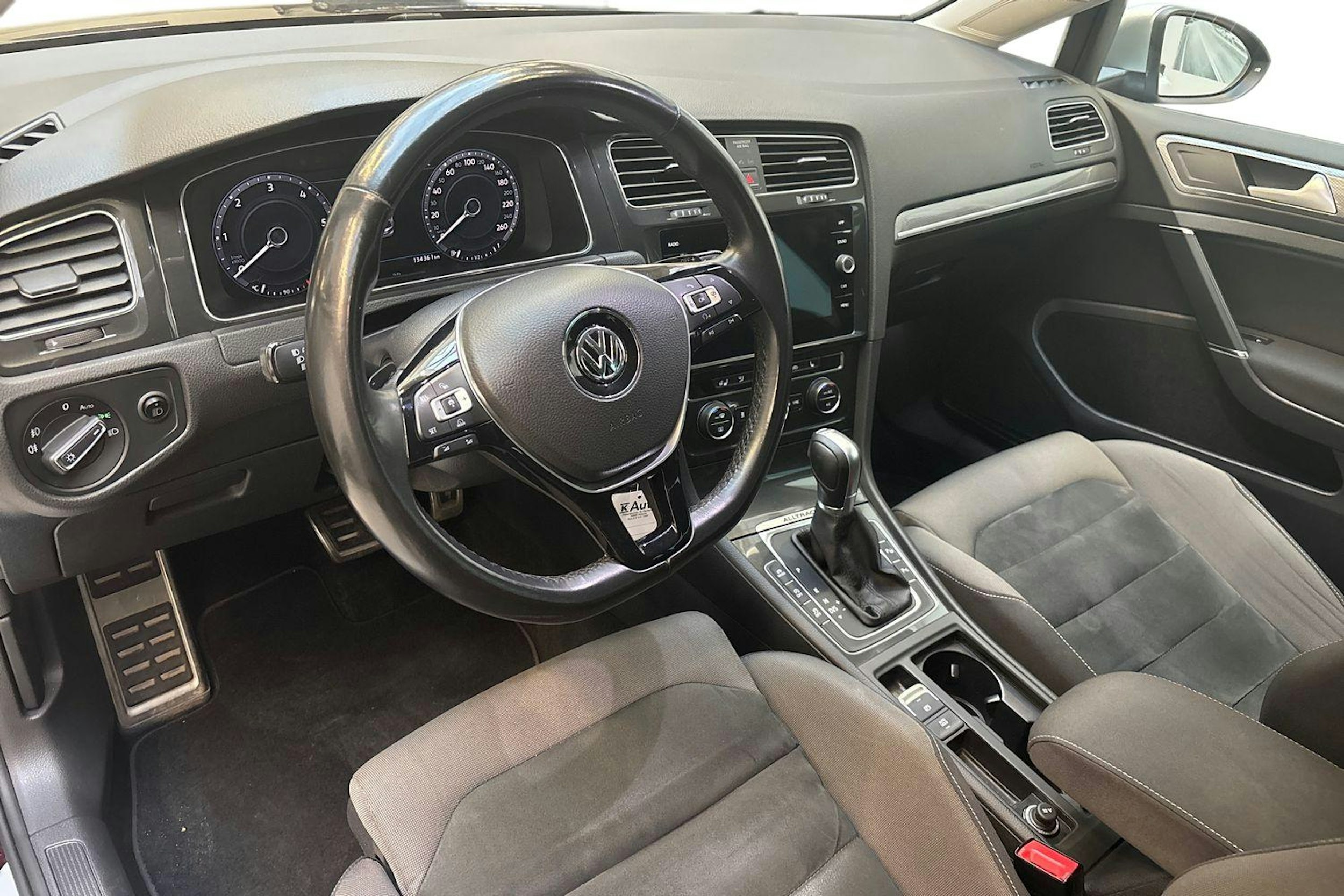 punainen Volkswagen Golf 2017 kuva 6.