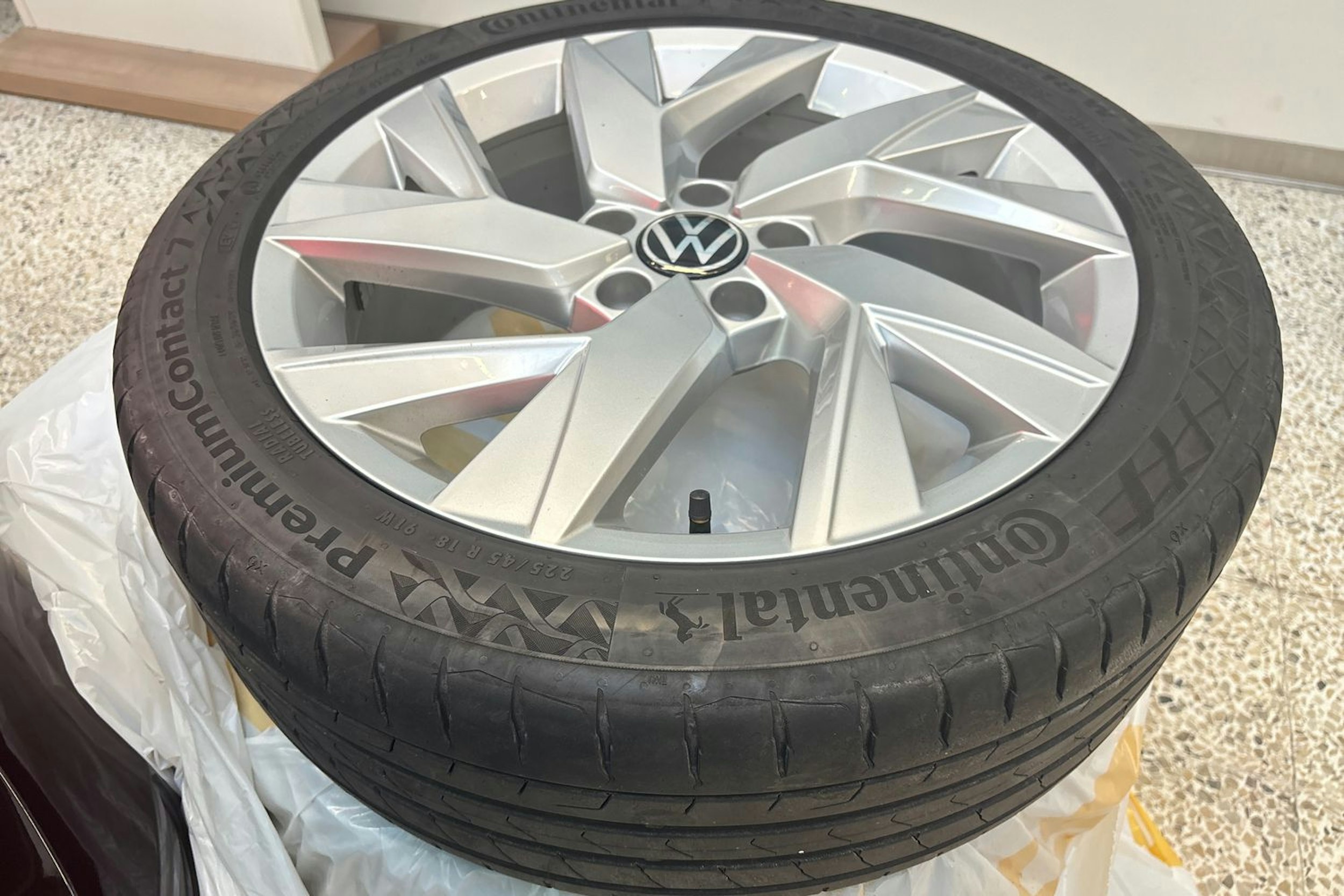 punainen Volkswagen Golf 2017 kuva 12.