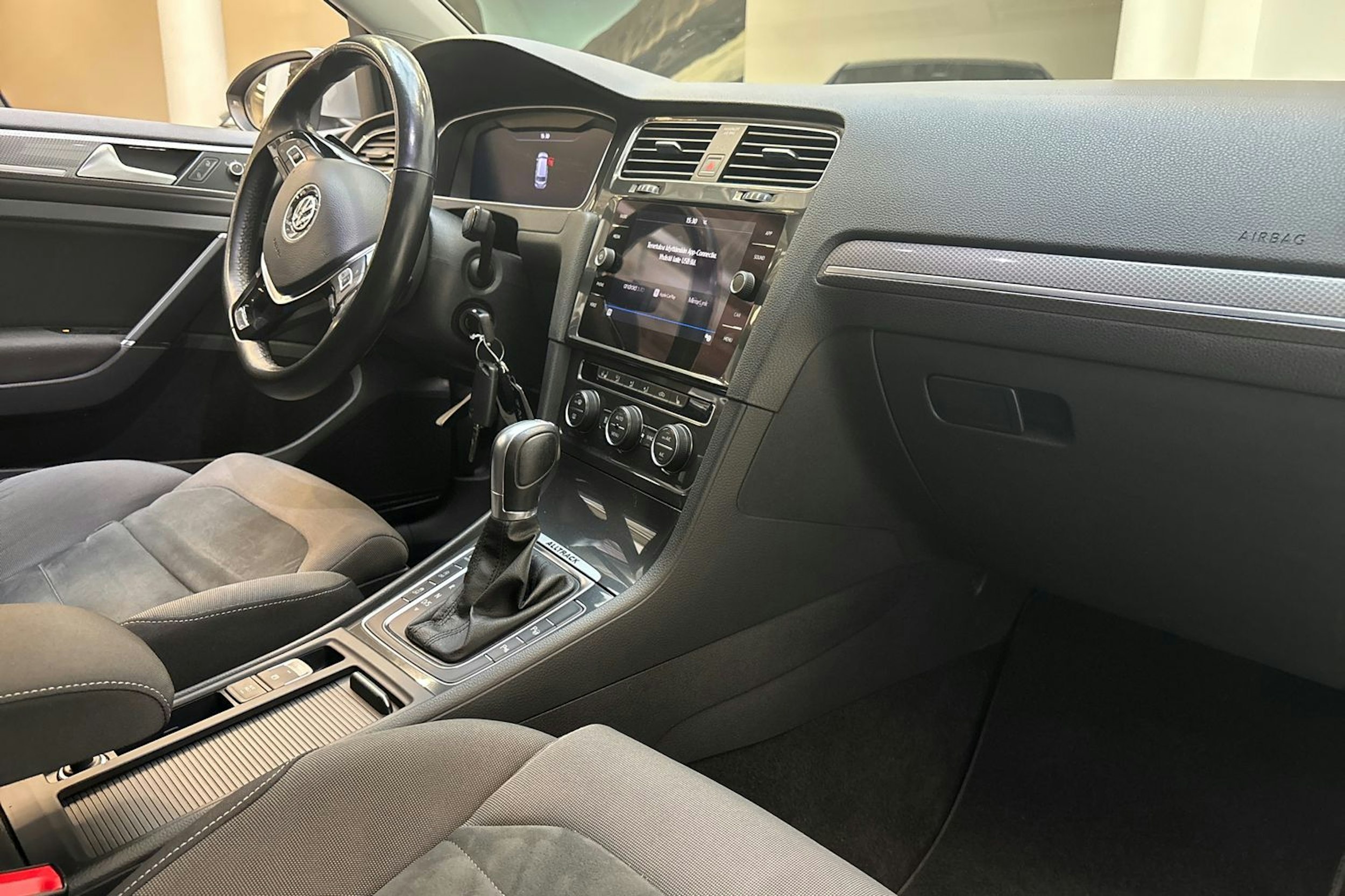 punainen Volkswagen Golf 2017 kuva 14.