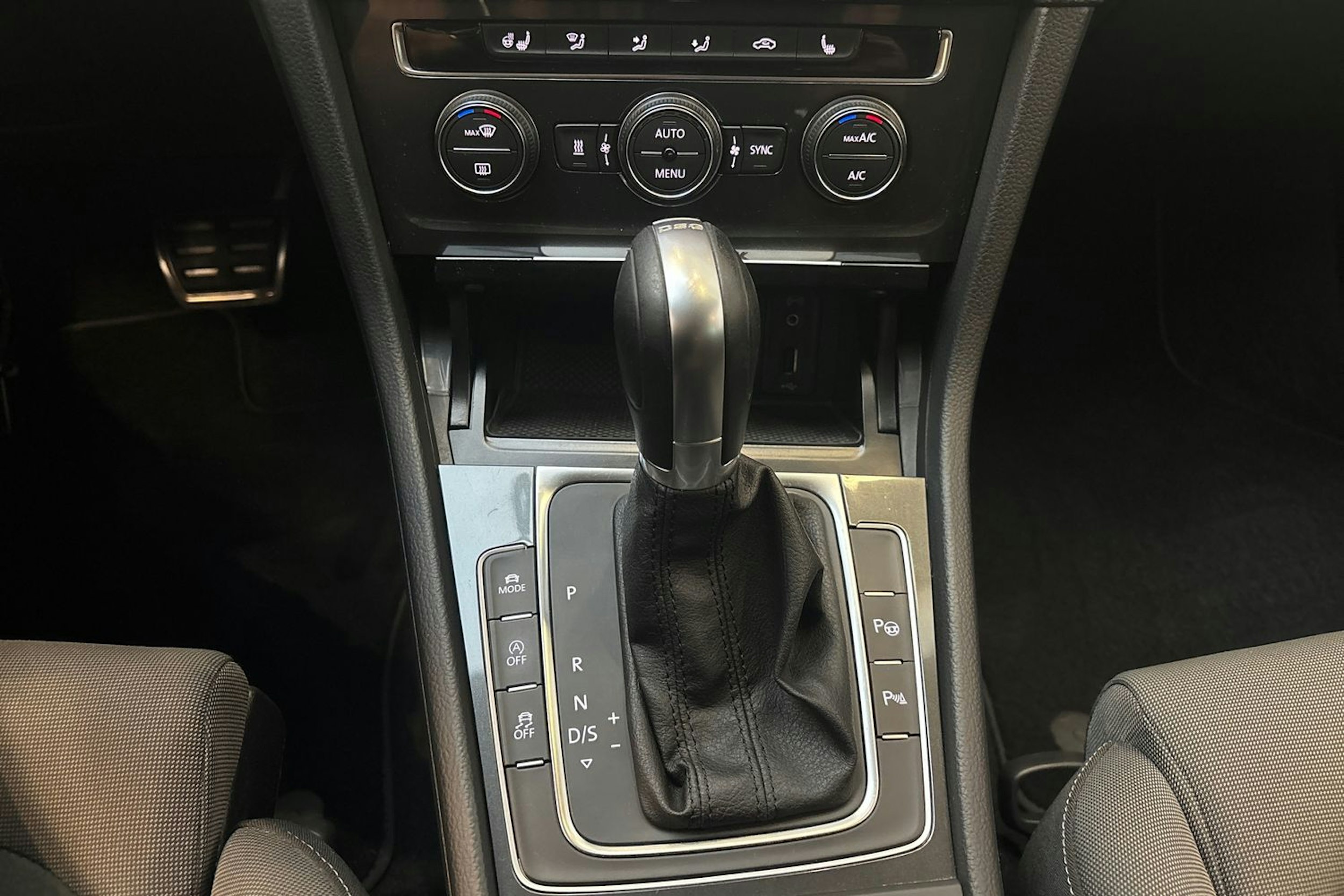 punainen Volkswagen Golf 2017 kuva 23.