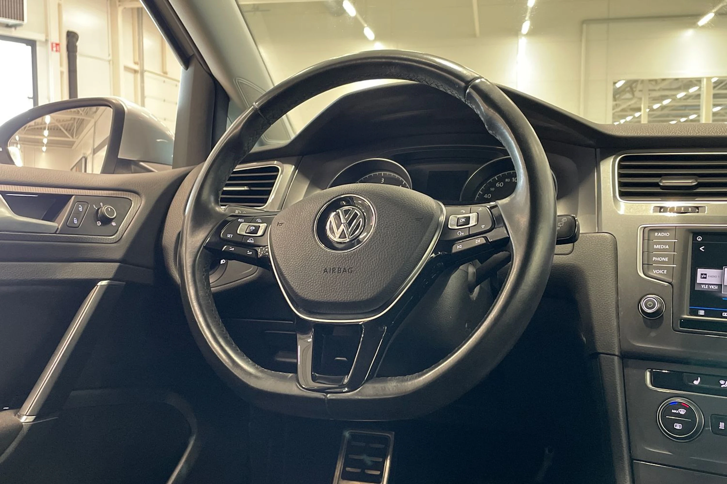 harmaa Volkswagen Golf 2017 kuva 13.