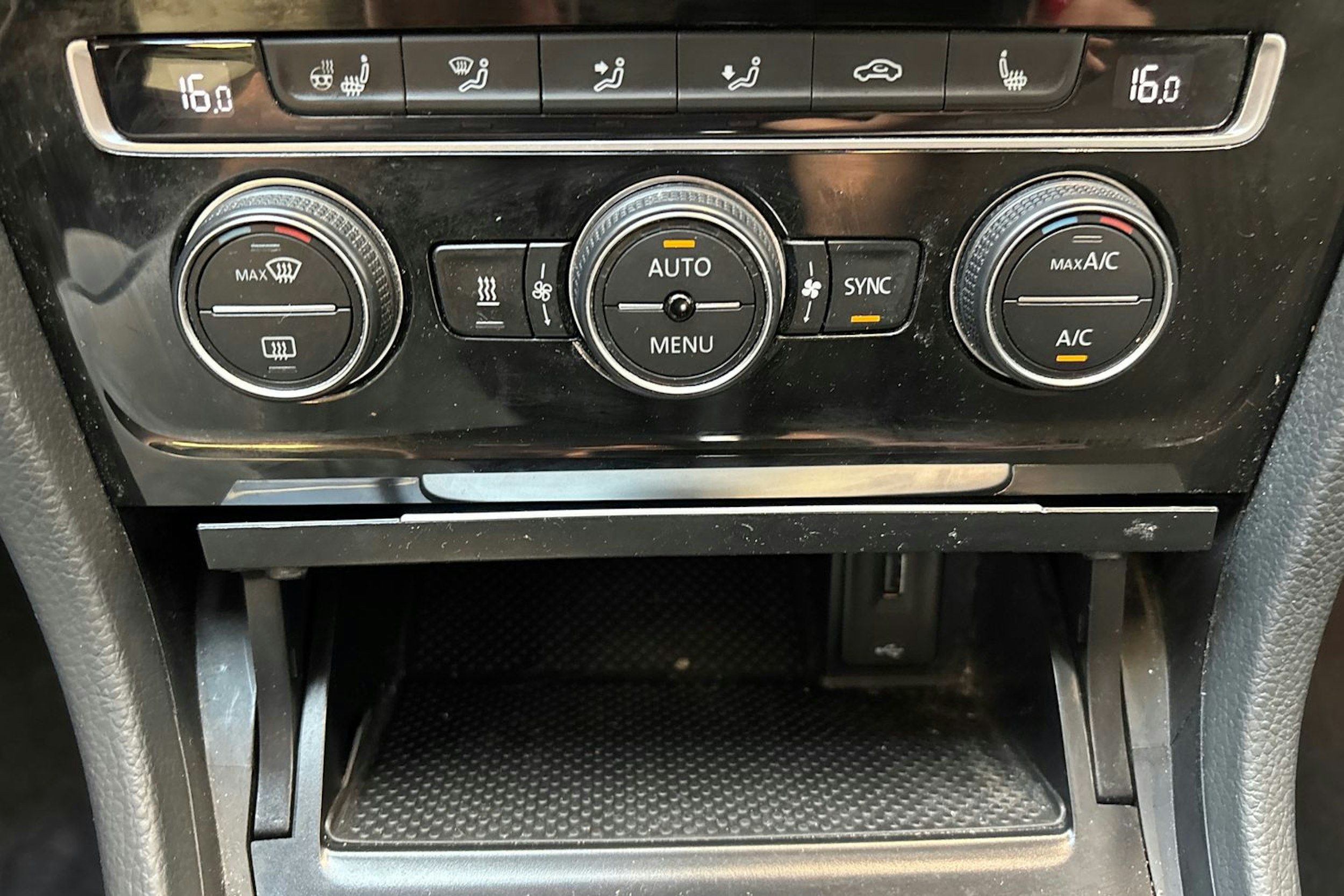 valkoinen Volkswagen Golf 2017 kuva 26.